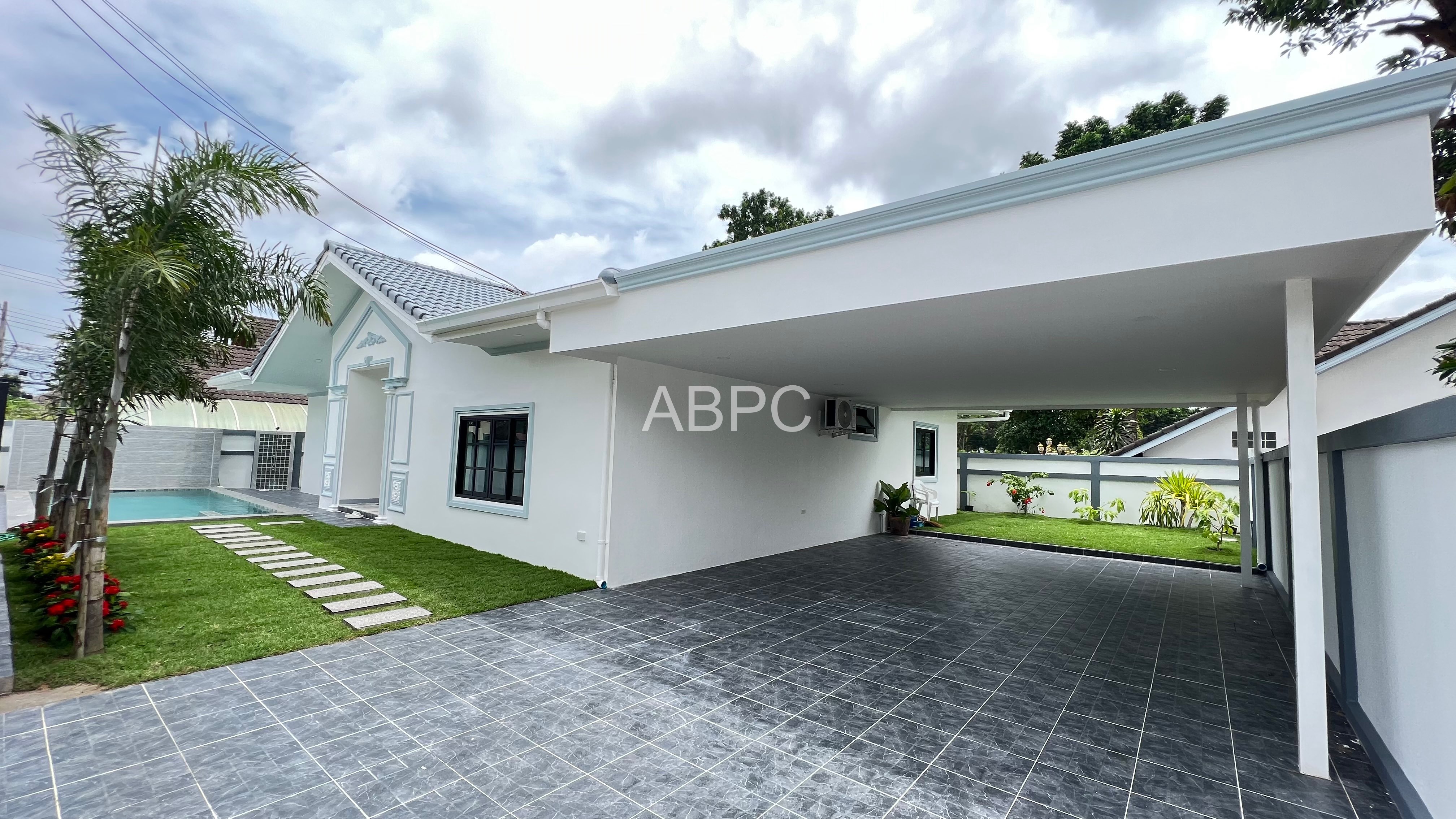 4 Bedrooms 4 Bathrooms in East Pattaya