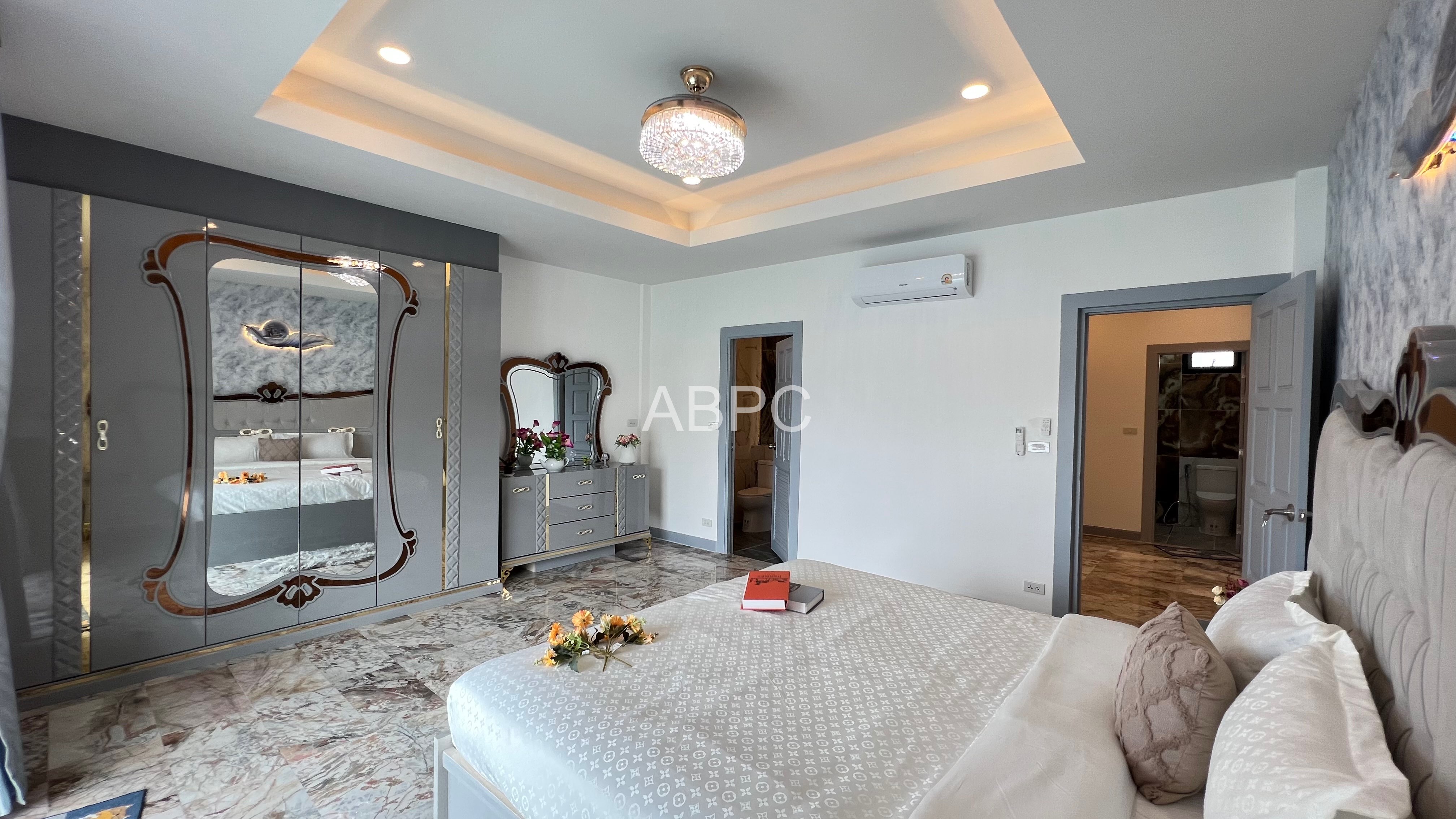 4 Bedrooms 4 Bathrooms in East Pattaya photo 8