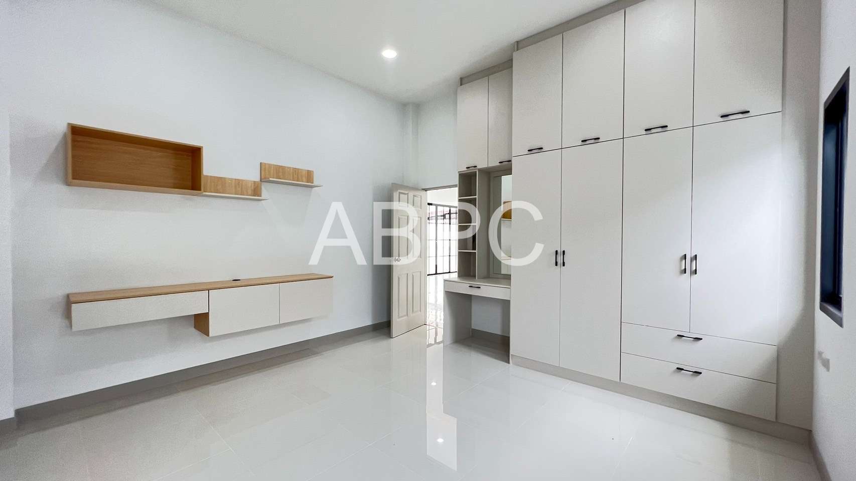 3 Bedroom 3 Bathroom in East Pattaya photo 4
