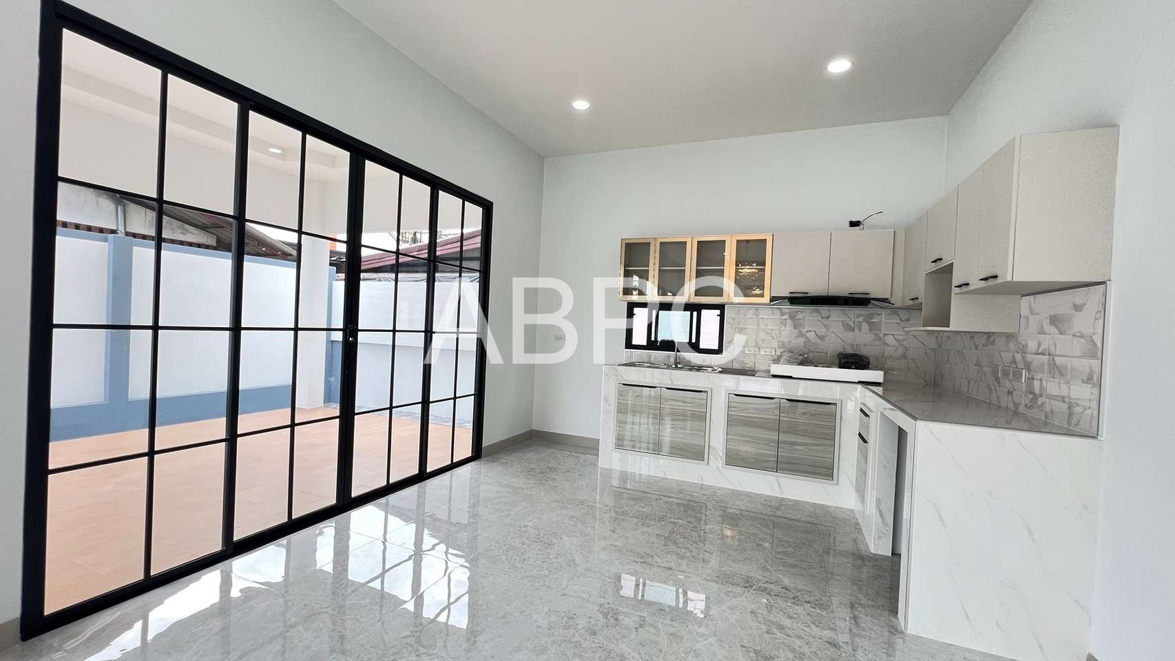 3 Bedroom 3 Bathroom in East Pattaya photo 6
