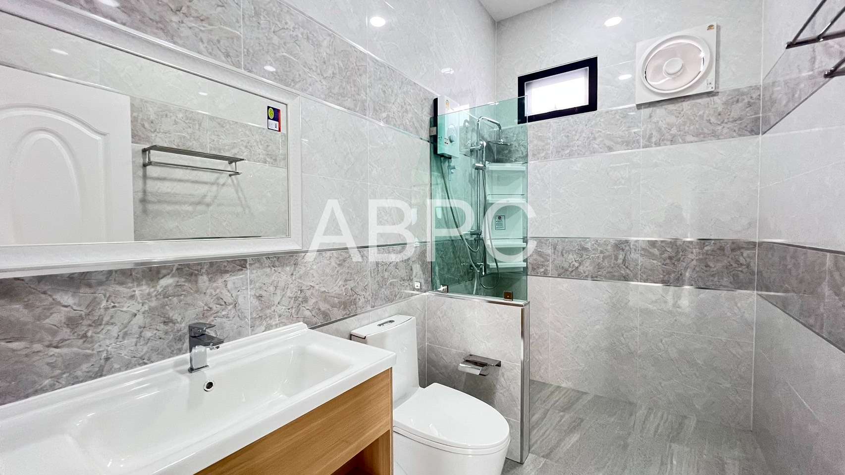 3 Bedroom 3 Bathroom in East Pattaya photo 8