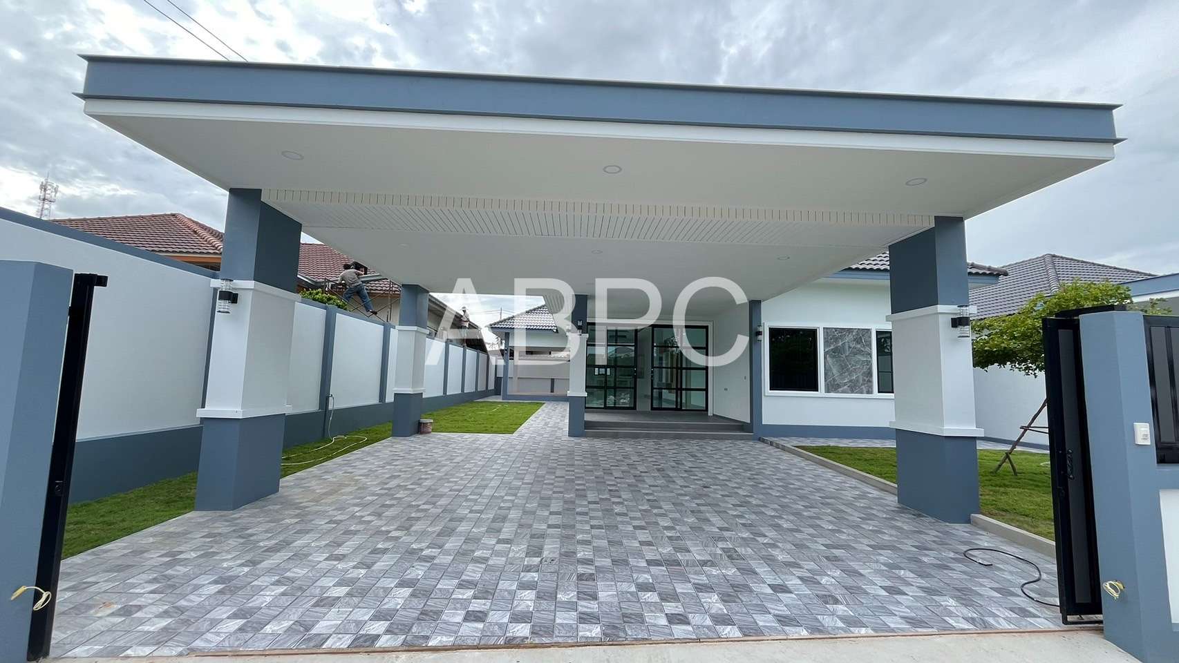 3 Bedroom 3 Bathroom in East Pattaya photo 9