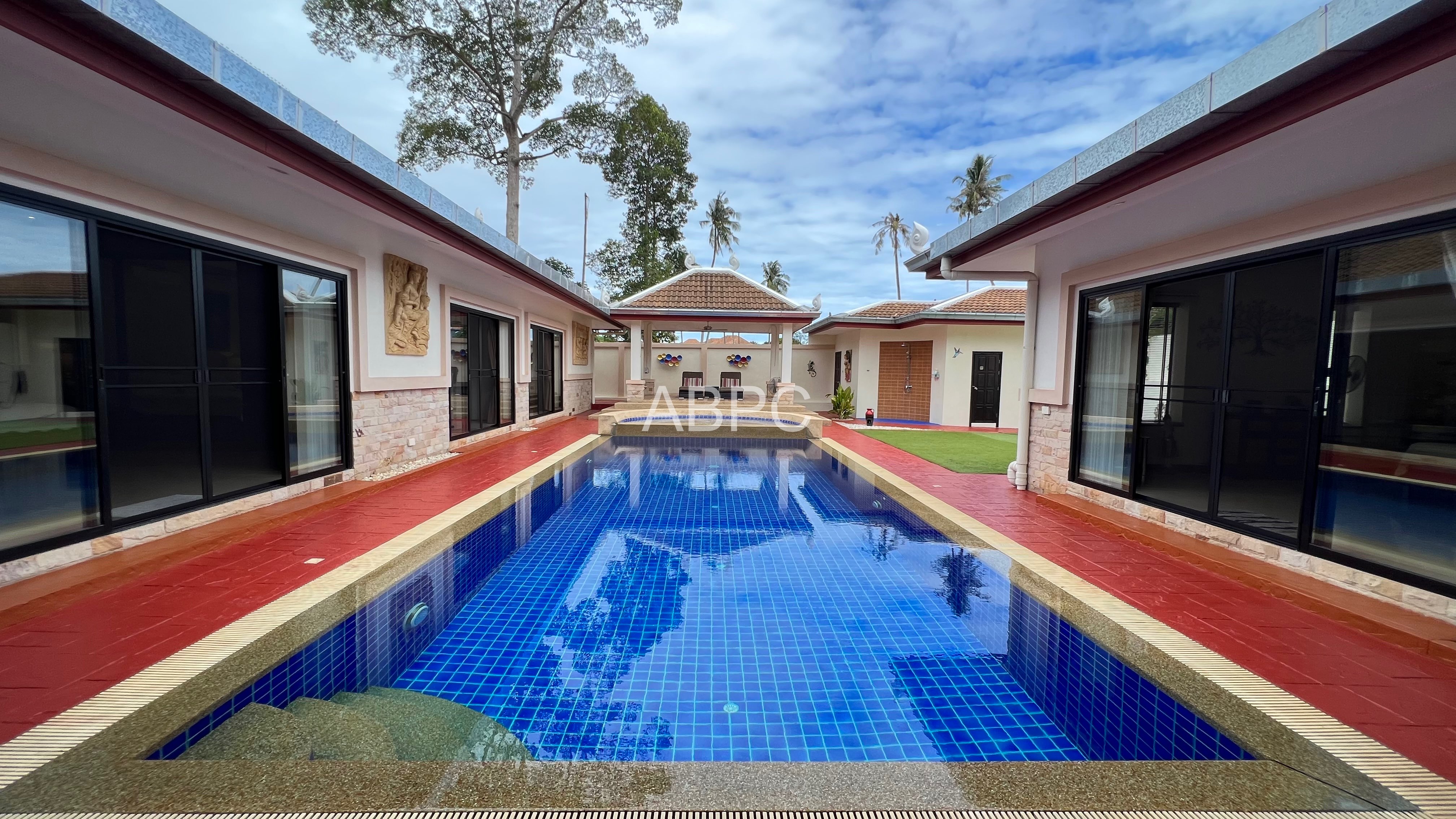 4 Bedrooms 5 Bathrooms in Huay yai