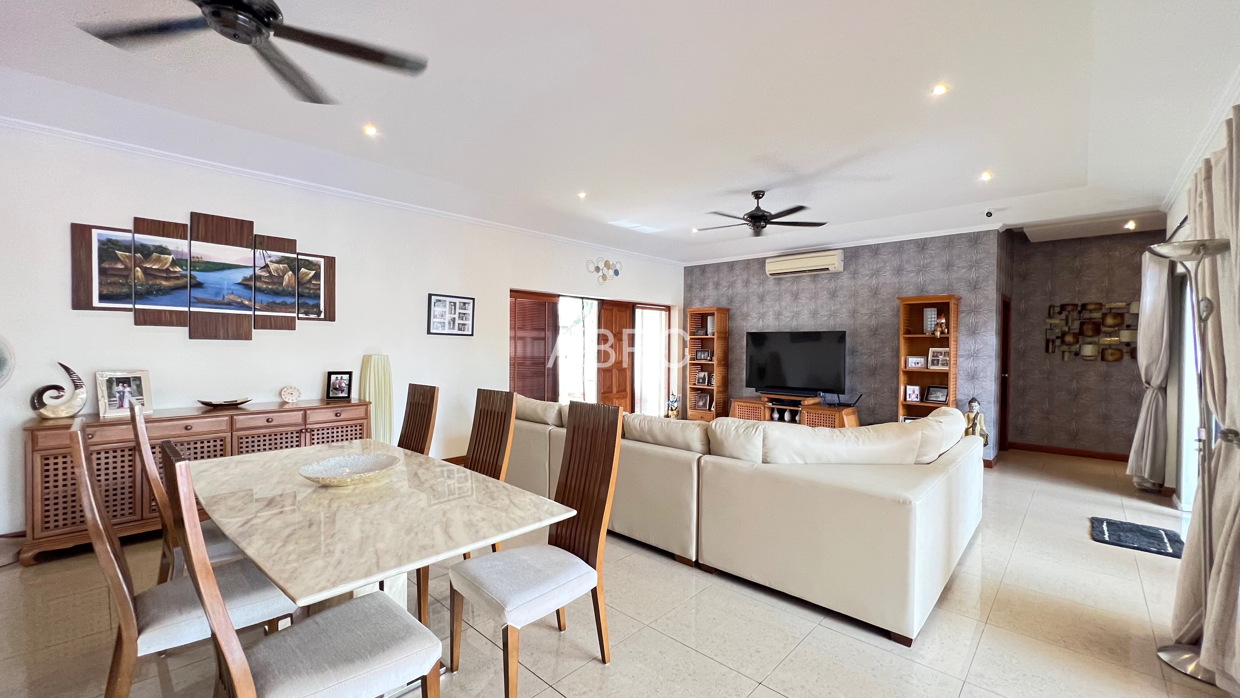 4 Bedrooms 5 Bathrooms in Huay yai photo 8