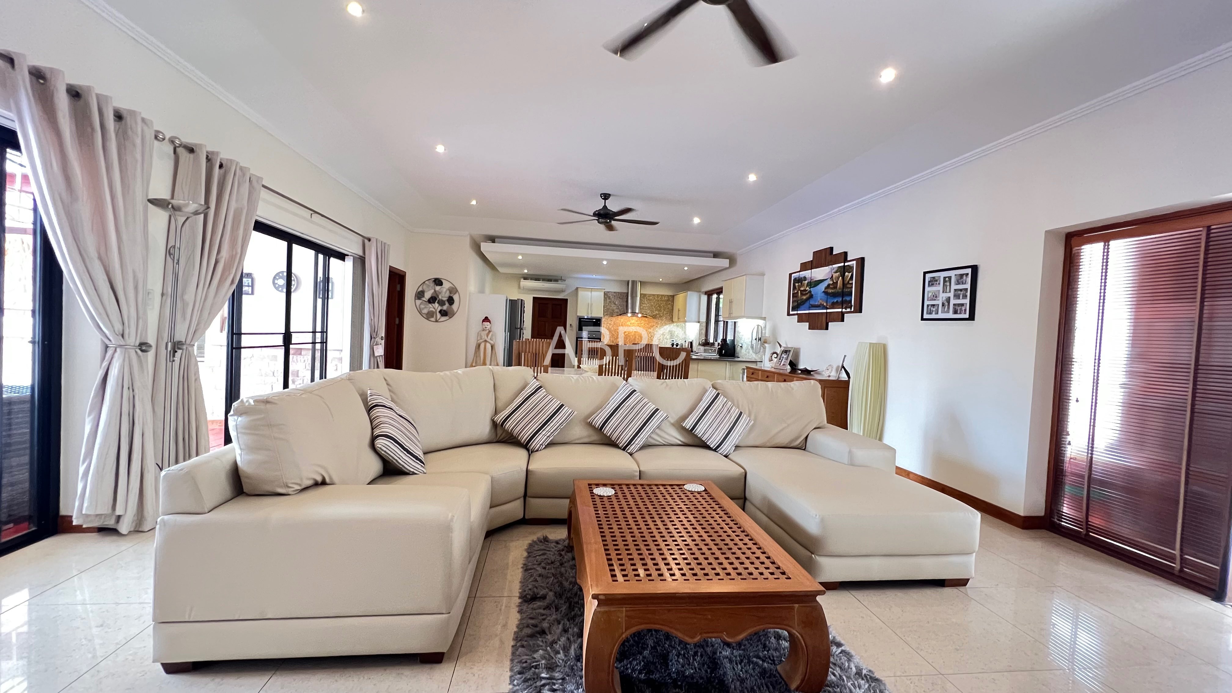 4 Bedrooms 5 Bathrooms in Huay yai photo 10