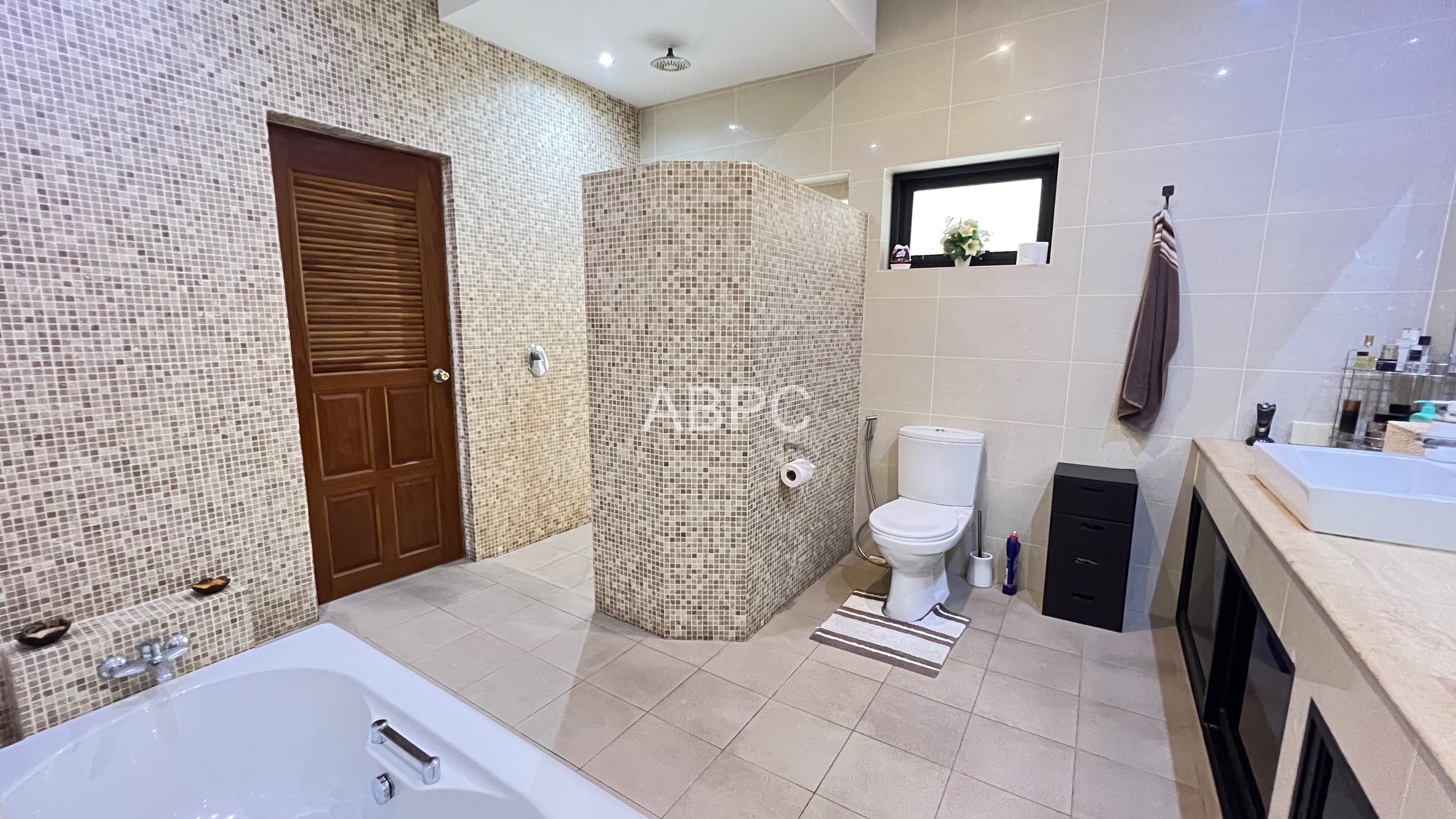 4 Bedrooms 5 Bathrooms in Huay yai photo 6