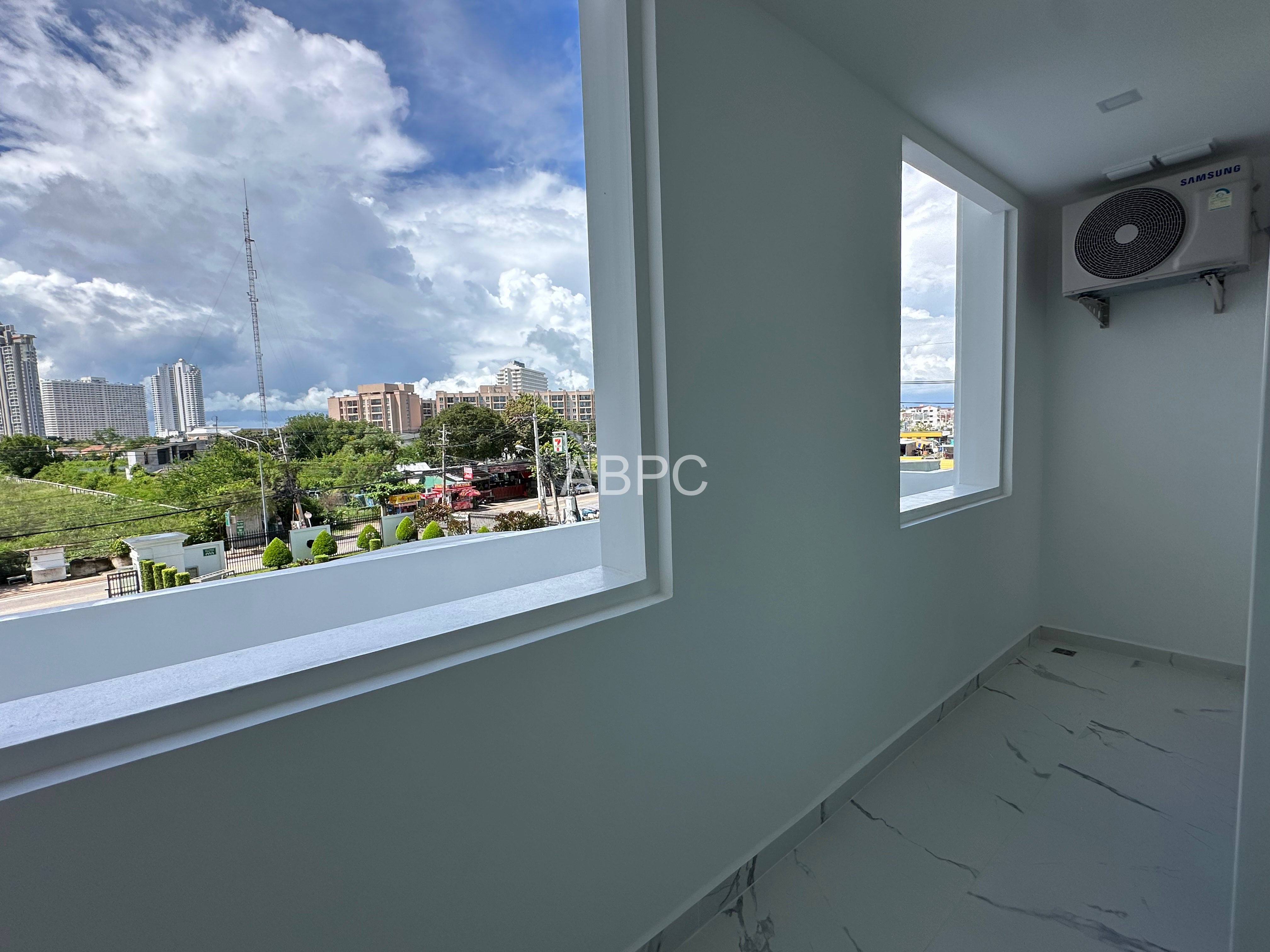MOTIVATED SELLER 2 bedroom Condo for sale in Jomtien photo 2