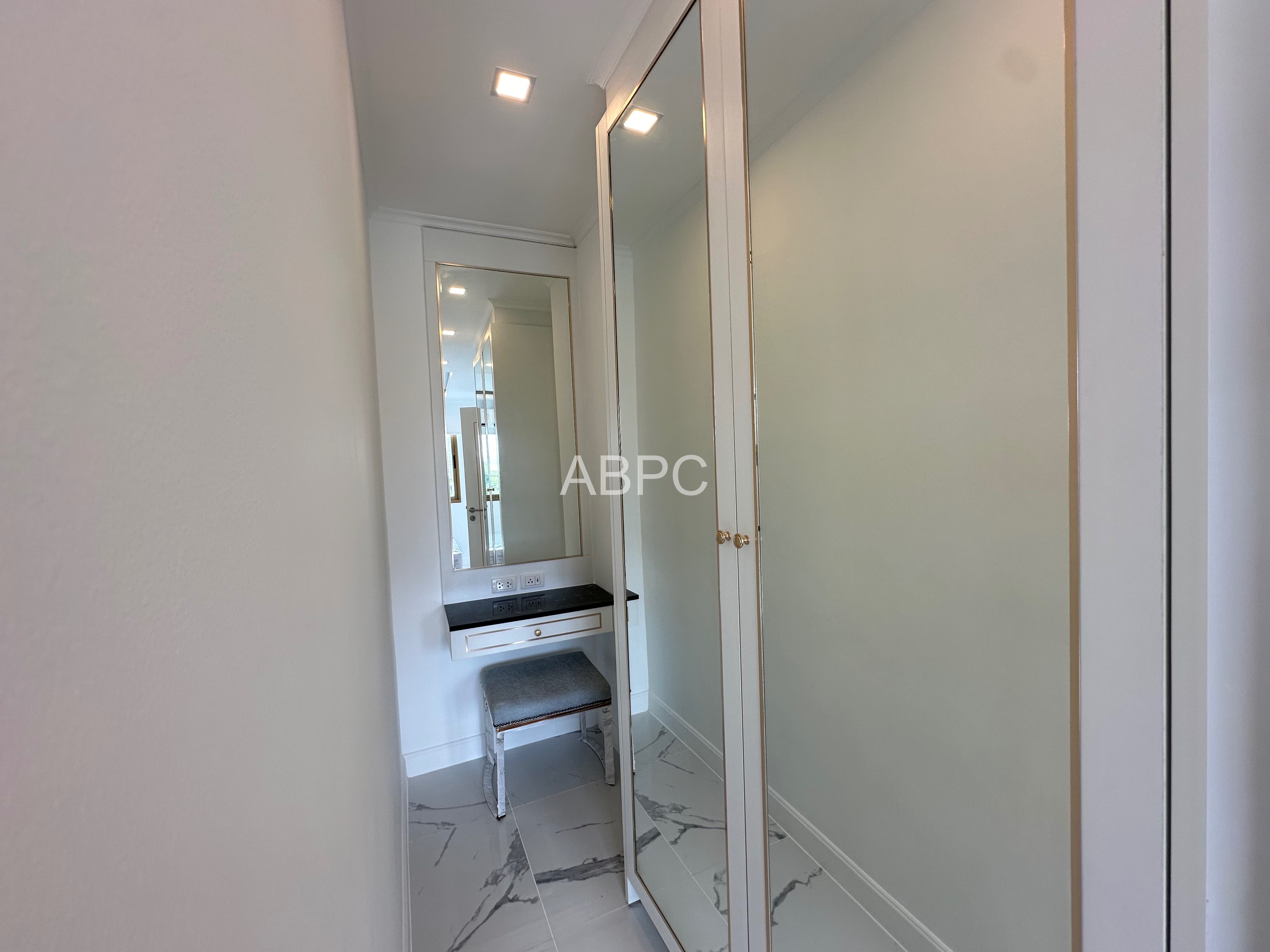 MOTIVATED SELLER 2 bedroom Condo for sale in Jomtien photo 5