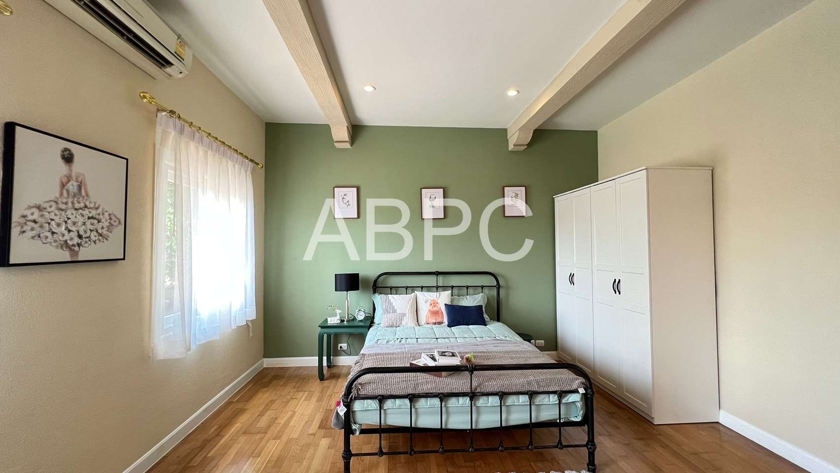 4 Bedrooms 5 Bathrooms in East Pattaya photo 9