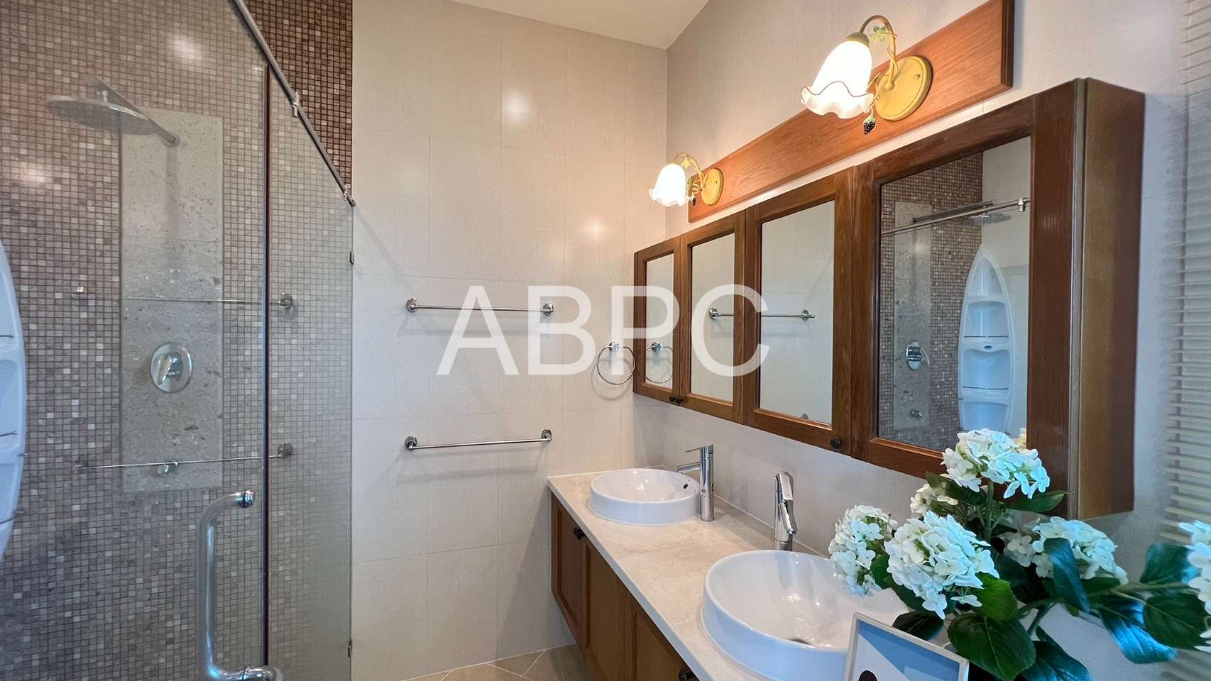 4 Bedrooms 5 Bathrooms in East Pattaya photo 6