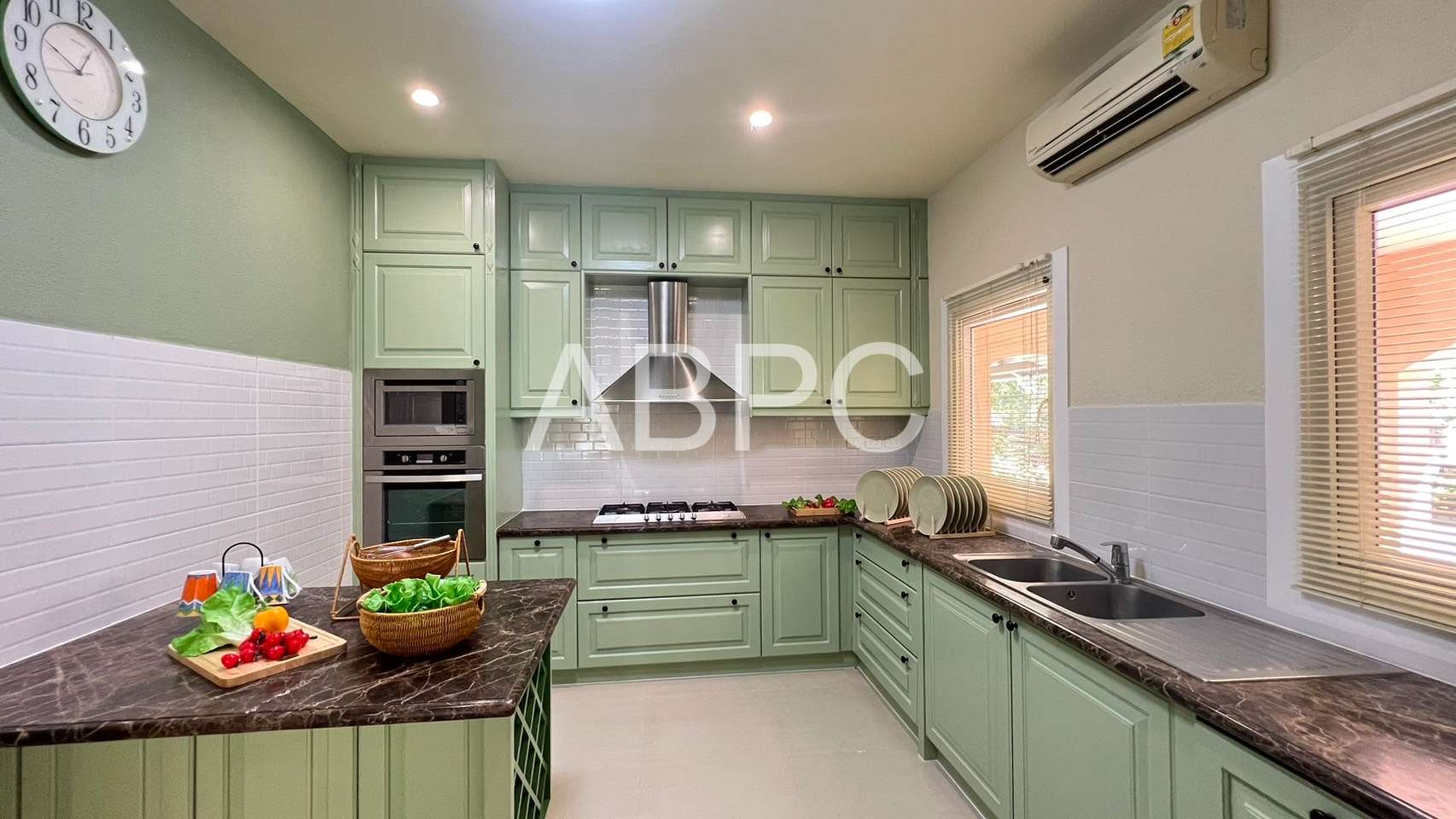 4 Bedrooms 5 Bathrooms in East Pattaya photo 15