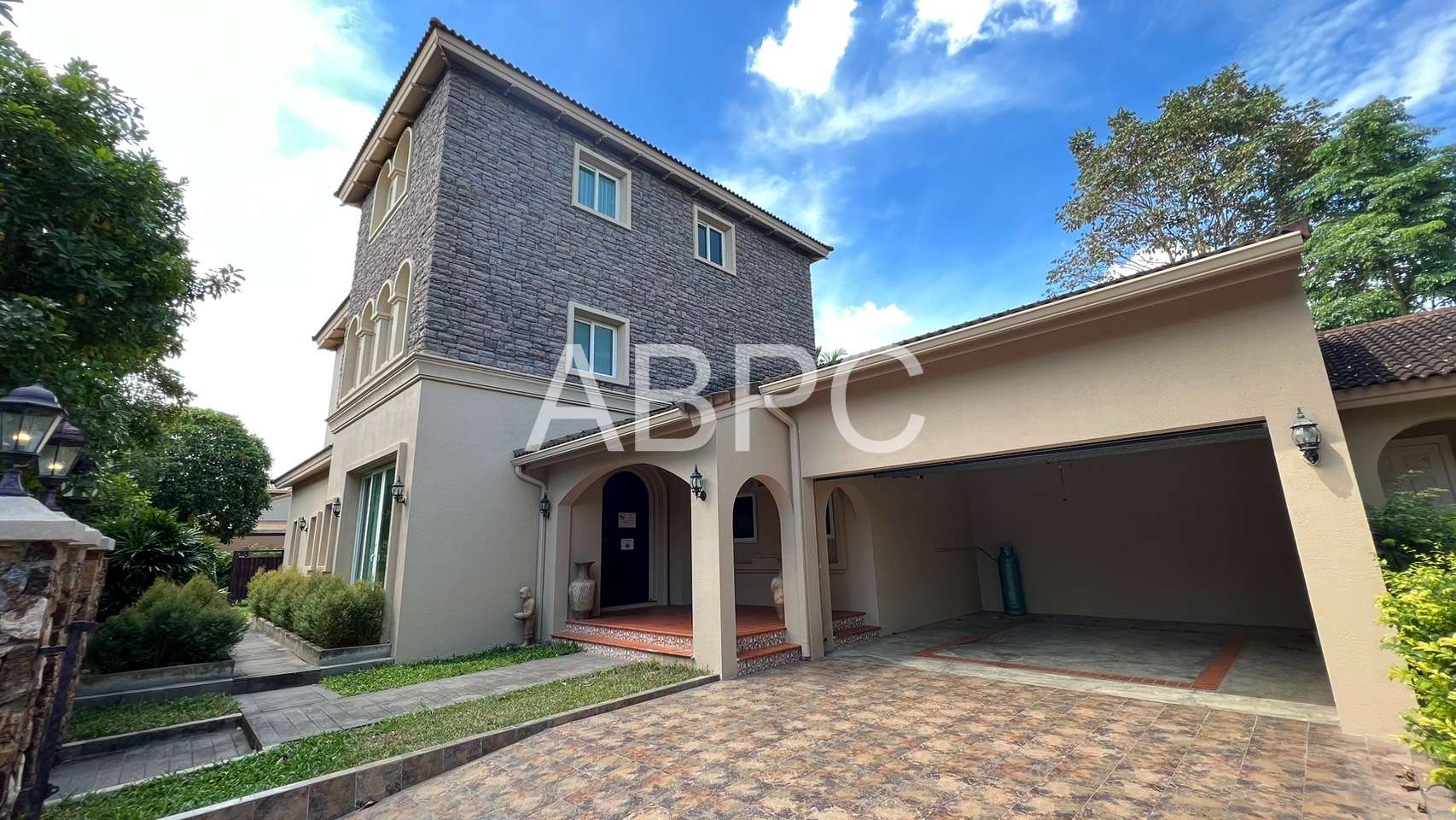 4 Bedrooms 5 Bathrooms in East Pattaya