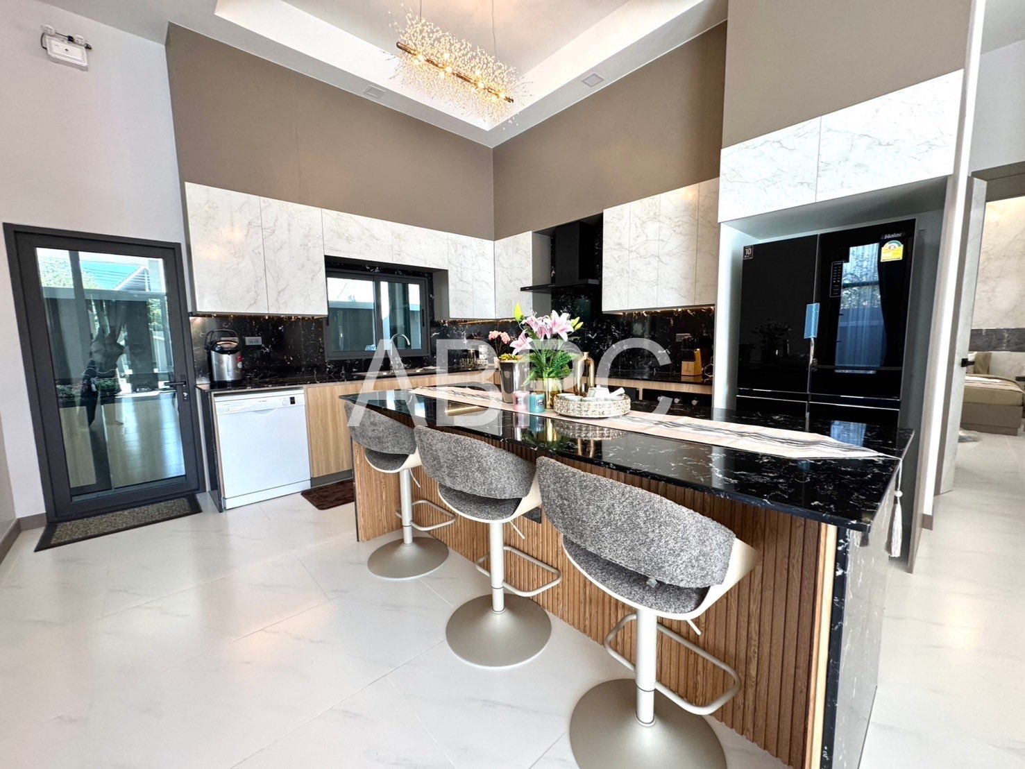 3 bedrooms 4 bathrooms in East Pattaya photo 3
