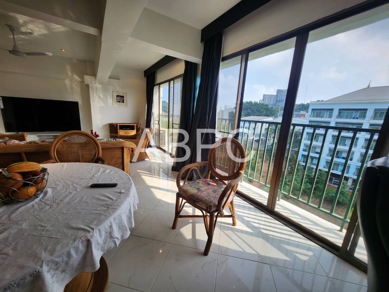Large Renovated 1 Bed 1 Bed Condo In Pratumnak photo 2