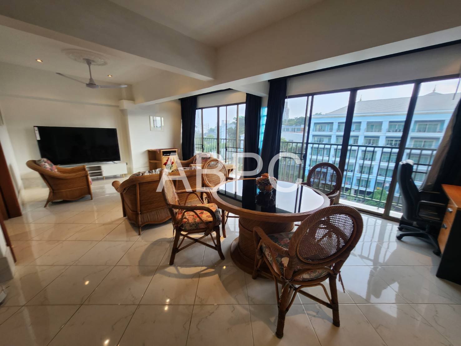 Large Renovated 1 Bed 1 Bed Condo In Pratumnak photo 6