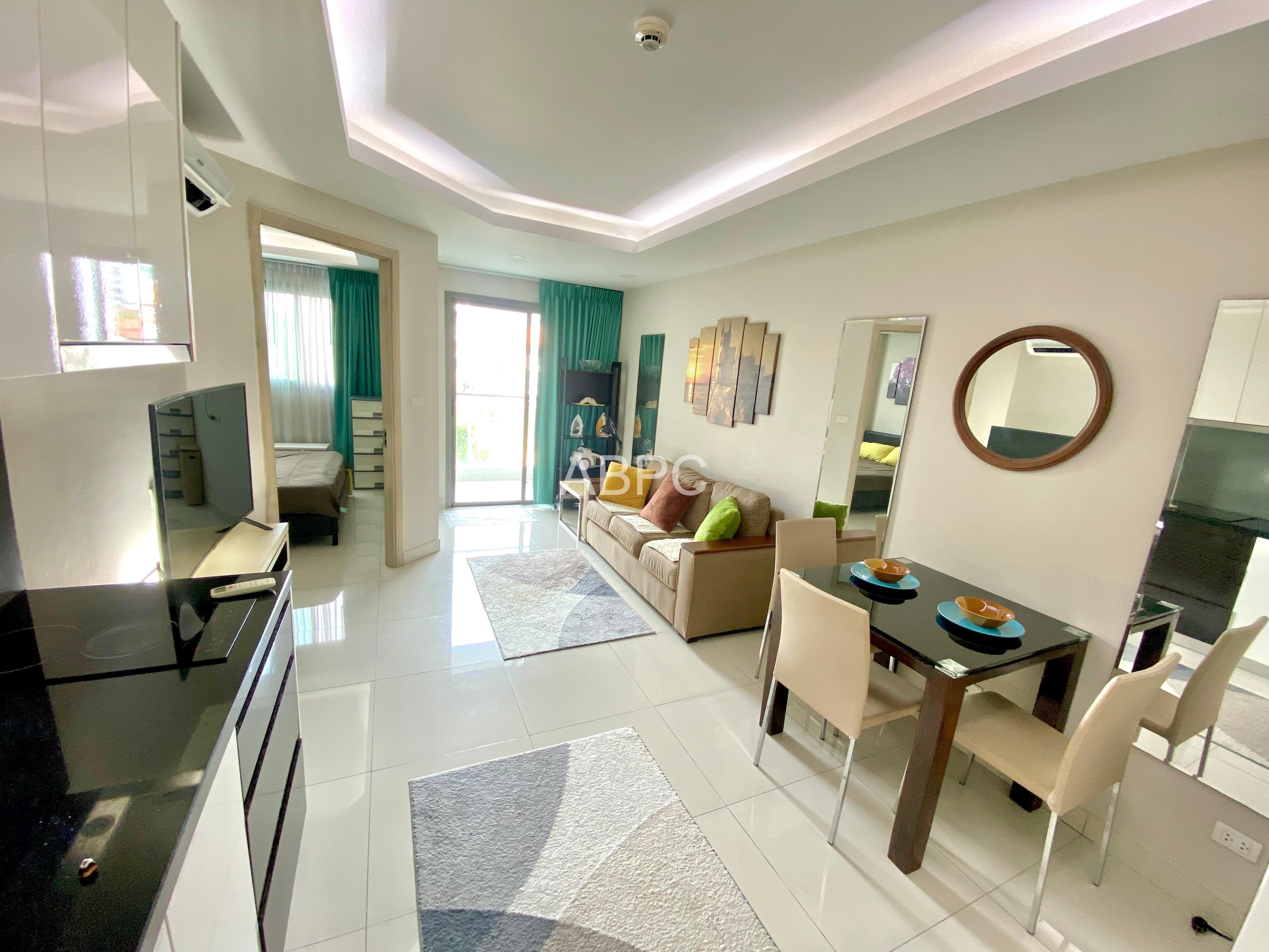 Pool View 1 Bed 1 Bath Condo in Pratumnak