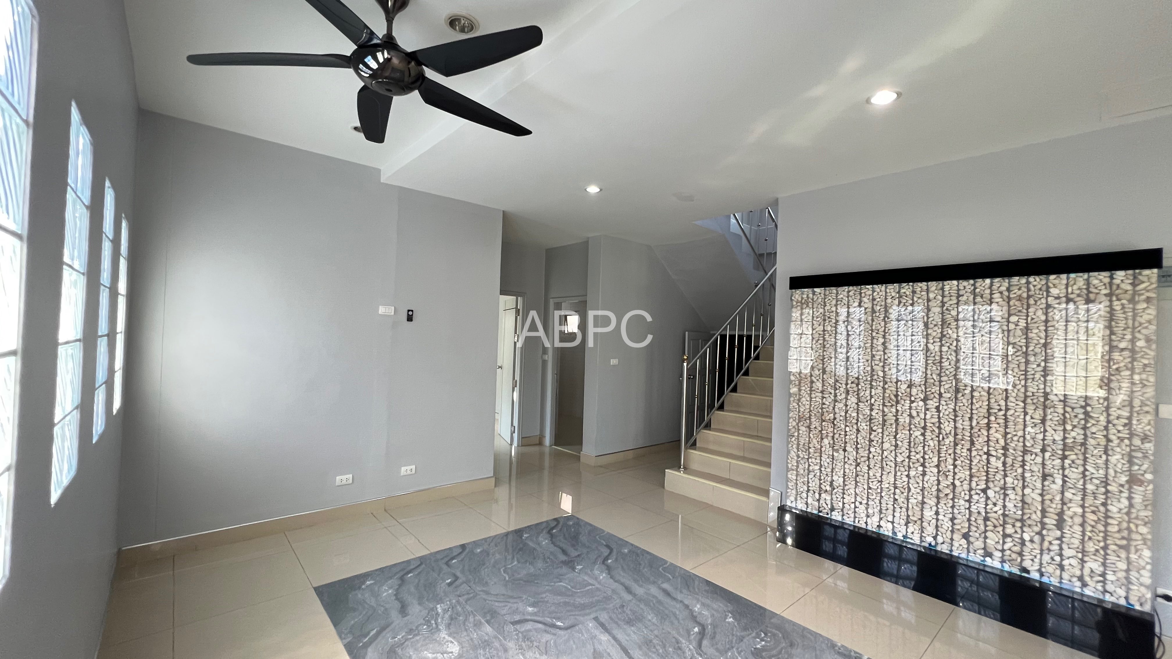4 Bedrooms 4 Bathrooms in East Pattaya - Lakeside Court 3 photo 2