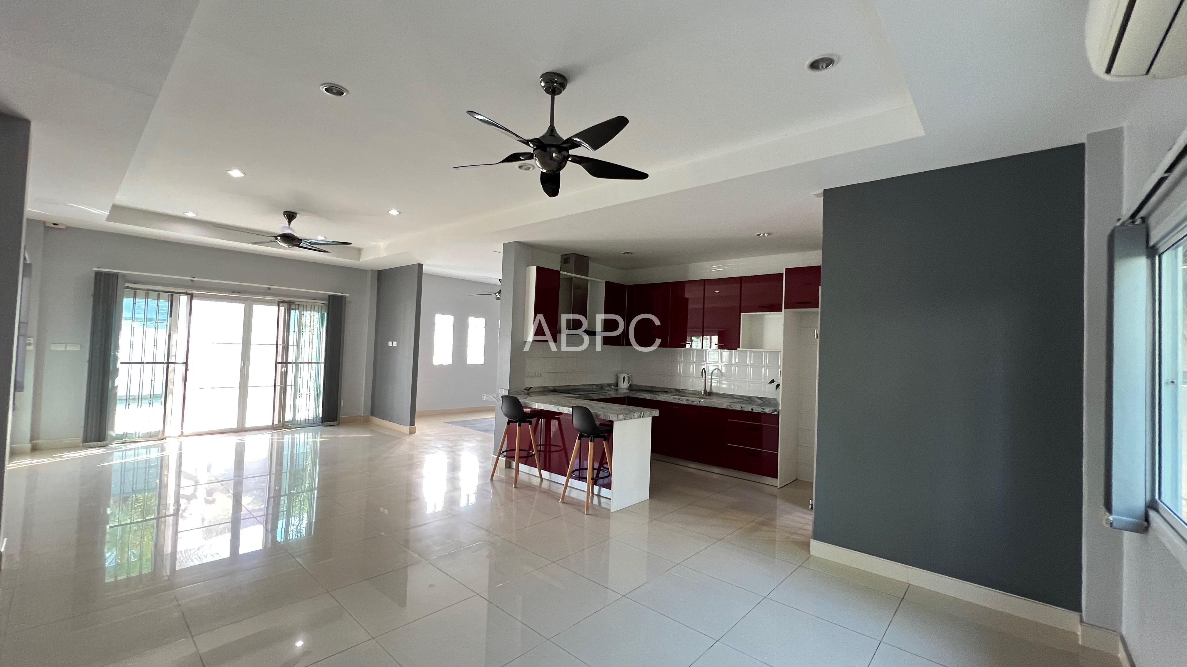 4 Bedrooms 4 Bathrooms in East Pattaya - Lakeside Court 3 photo 3