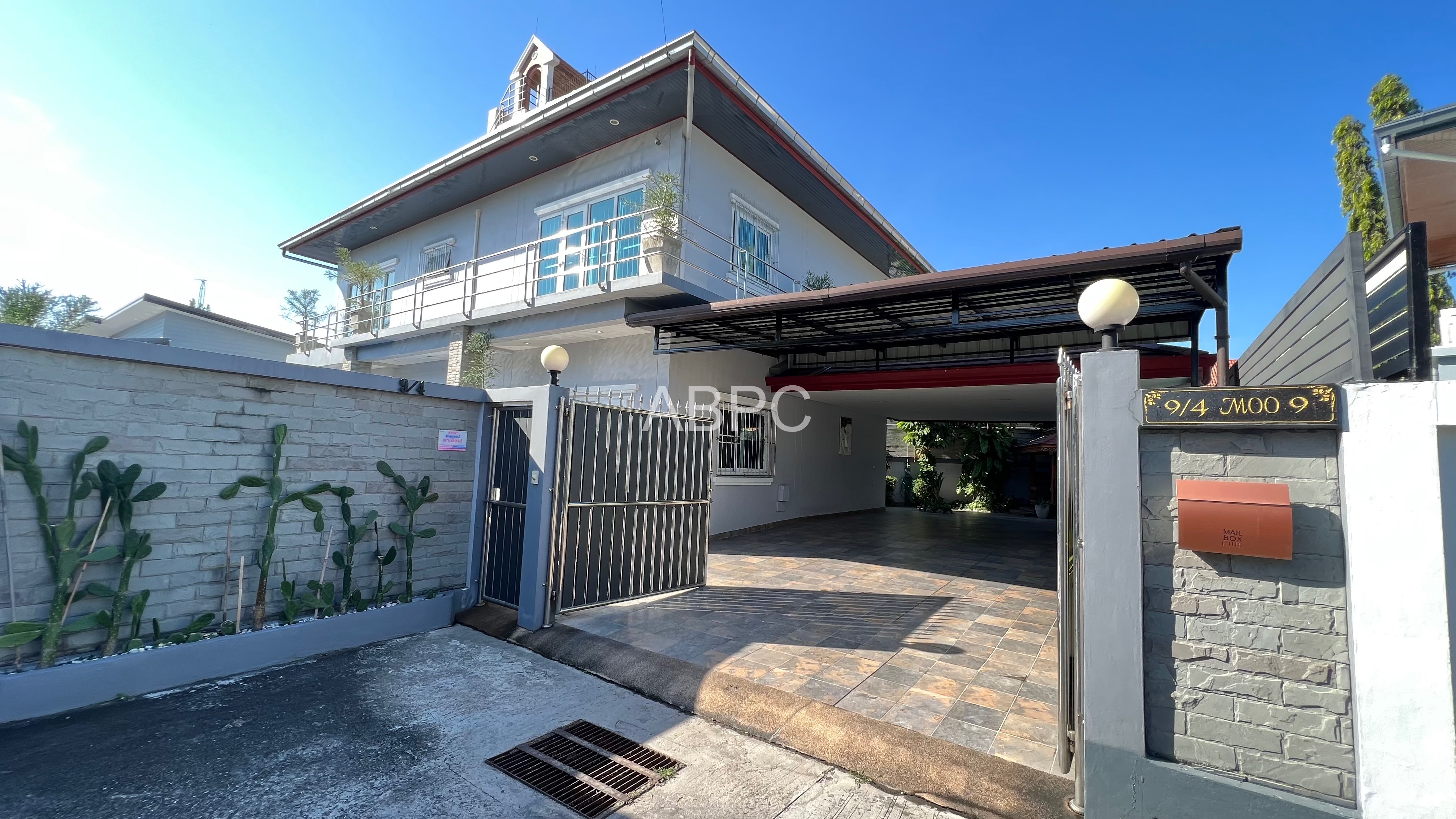 4 Bedrooms 4 Bathrooms in East Pattaya - Lakeside Court 3