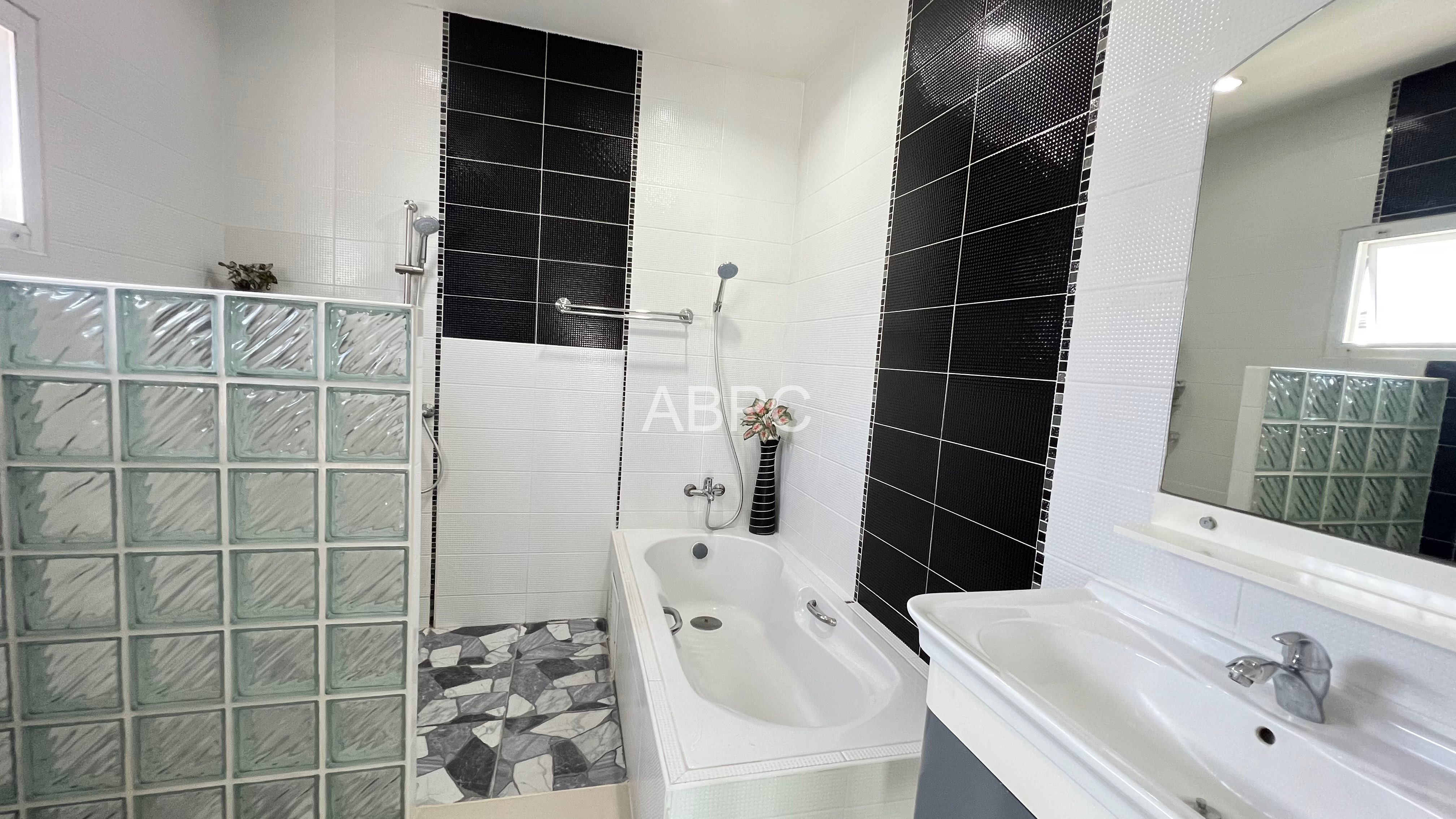 4 Bedrooms 4 Bathrooms in East Pattaya - Lakeside Court 3 photo 7