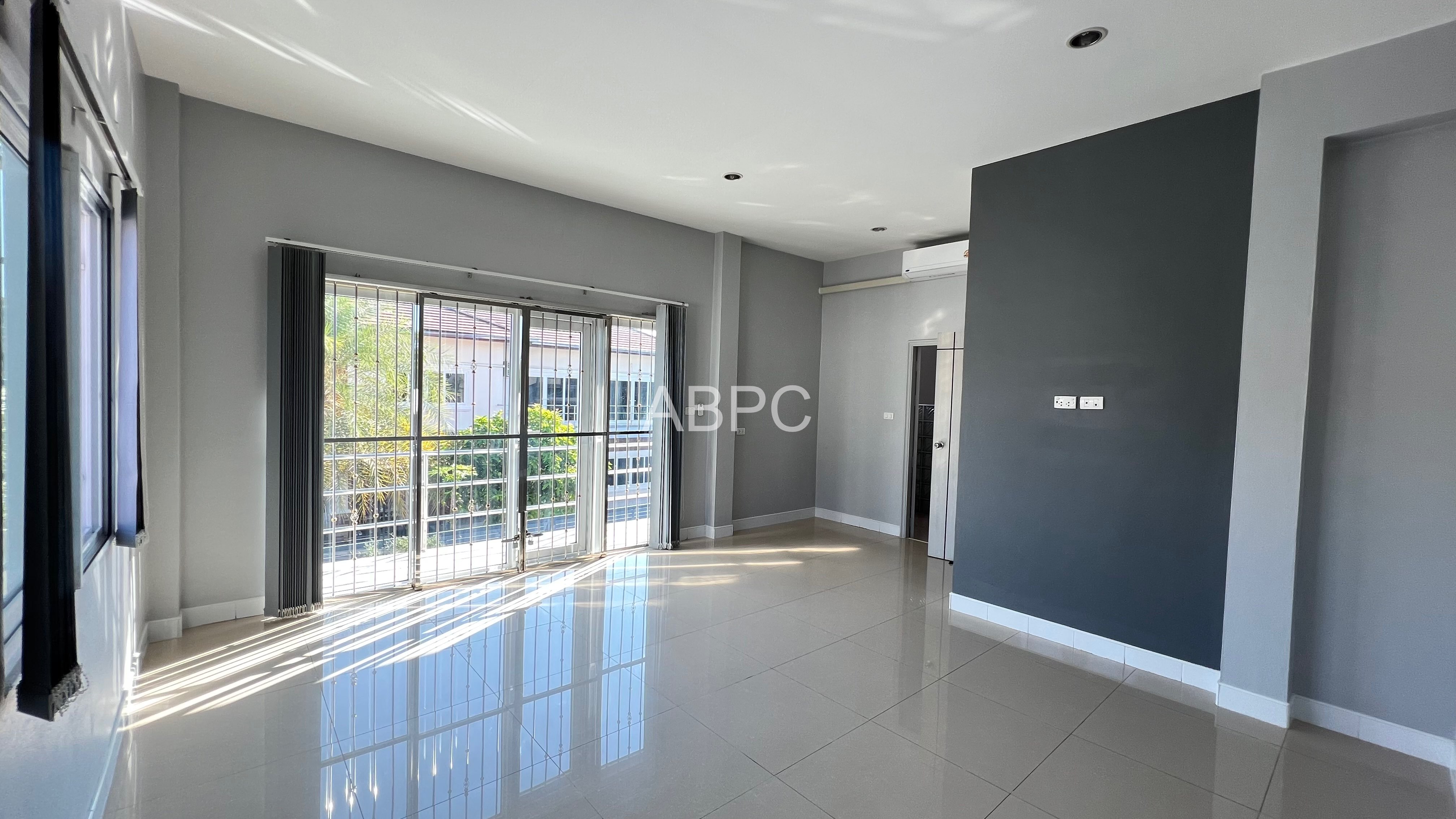 4 Bedrooms 4 Bathrooms in East Pattaya - Lakeside Court 3 photo 8