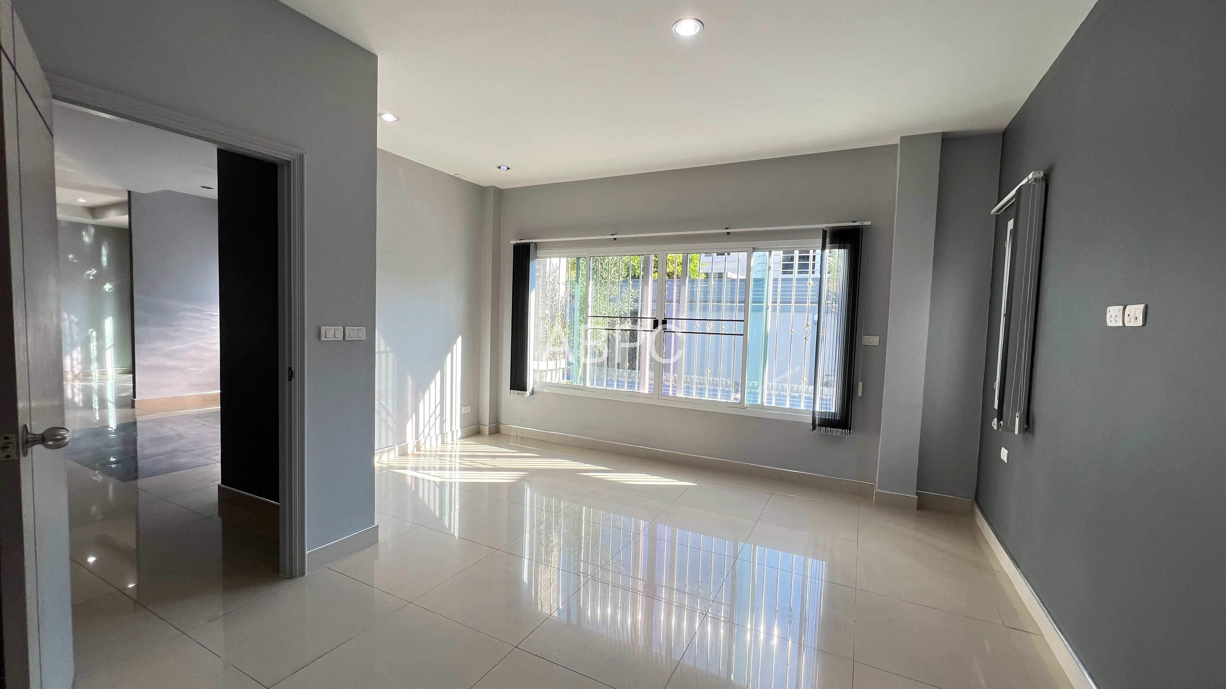 4 Bedrooms 4 Bathrooms in East Pattaya - Lakeside Court 3 photo 9