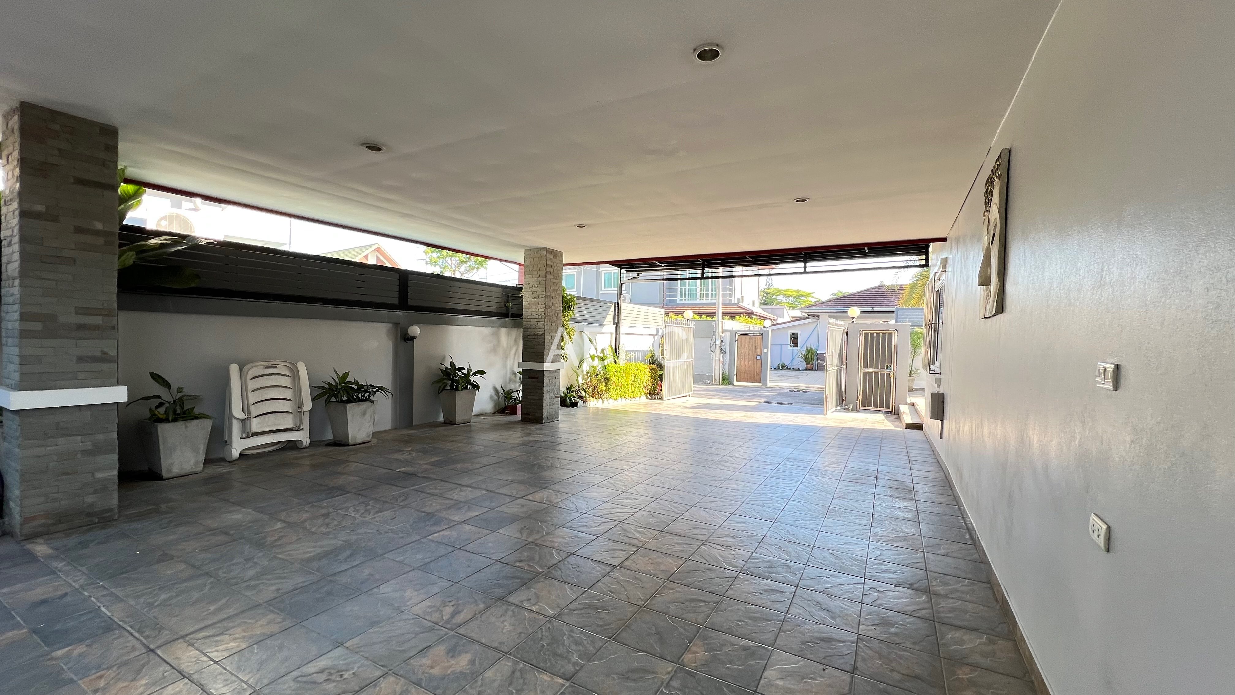 4 Bedrooms 4 Bathrooms in East Pattaya - Lakeside Court 3 photo 12
