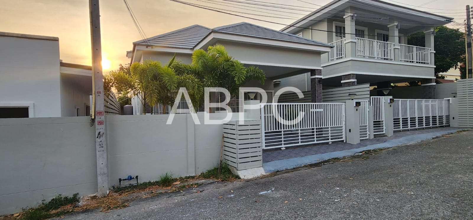 Brand New 3 Bed 3 Bath House in East Pattaya - Lake Side Court photo 5