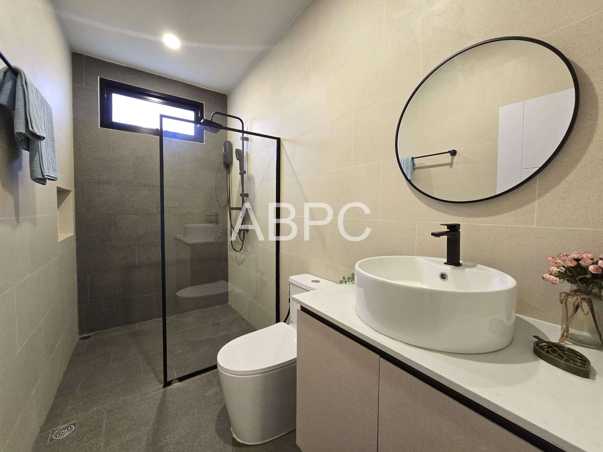 JUST IN Stunning Private Pool House for Sale photo 2