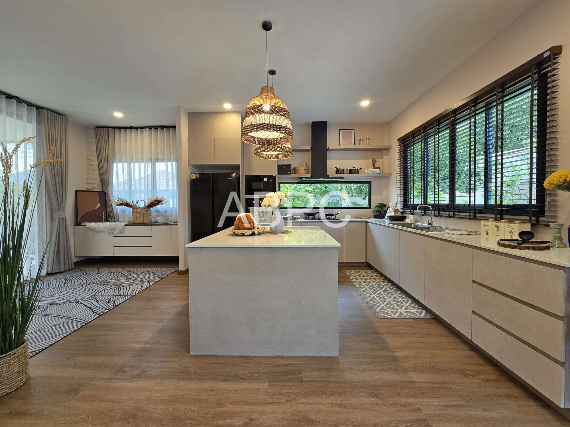 JUST IN Stunning Private Pool House for Sale photo 12