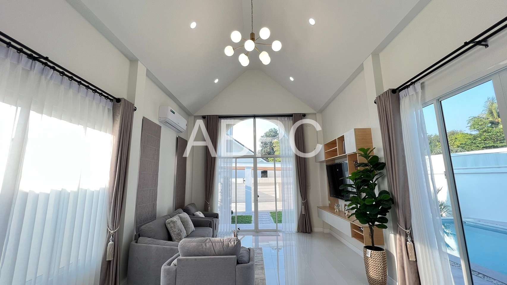 3 Bed 4 Bath Pool Villa in East Pattaya photo 8