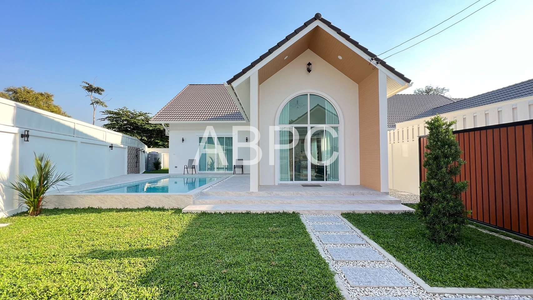 3 Bed 4 Bath Pool Villa in East Pattaya