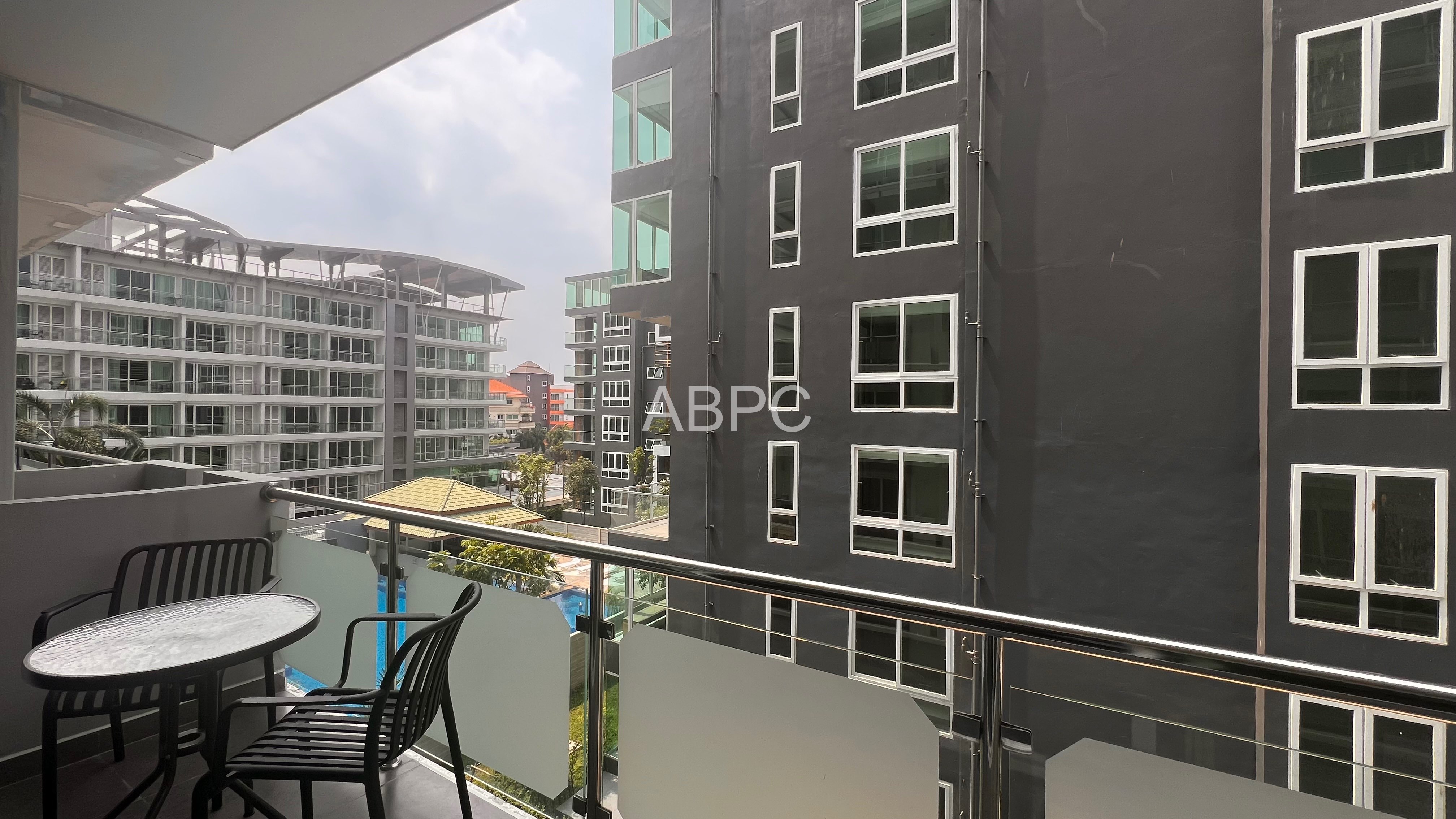 JUST IN Large 1 Bed 1 Bath Condo in Pratumnak