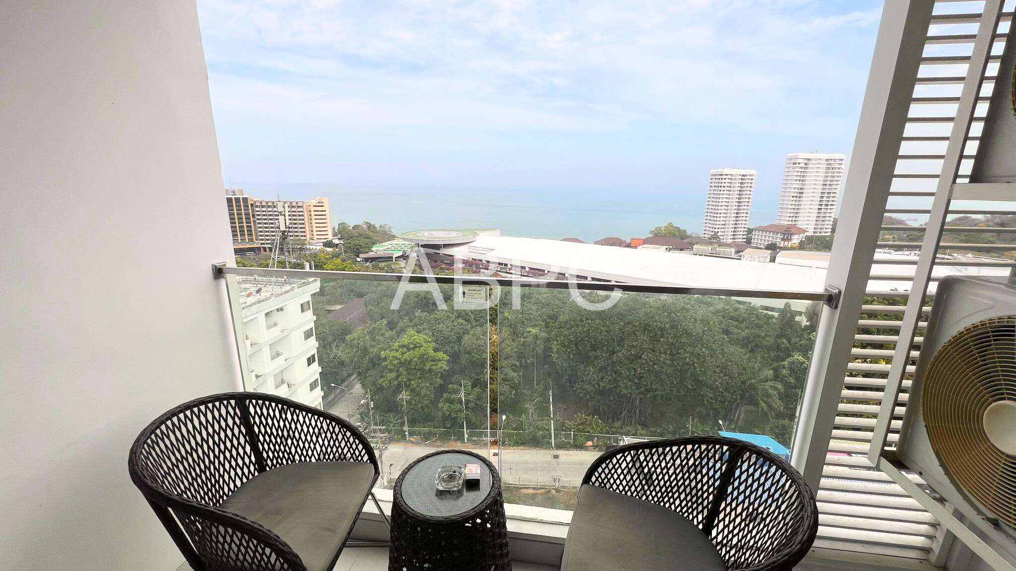 Seaview Modern Condo for Sale in Pratumnak photo 9