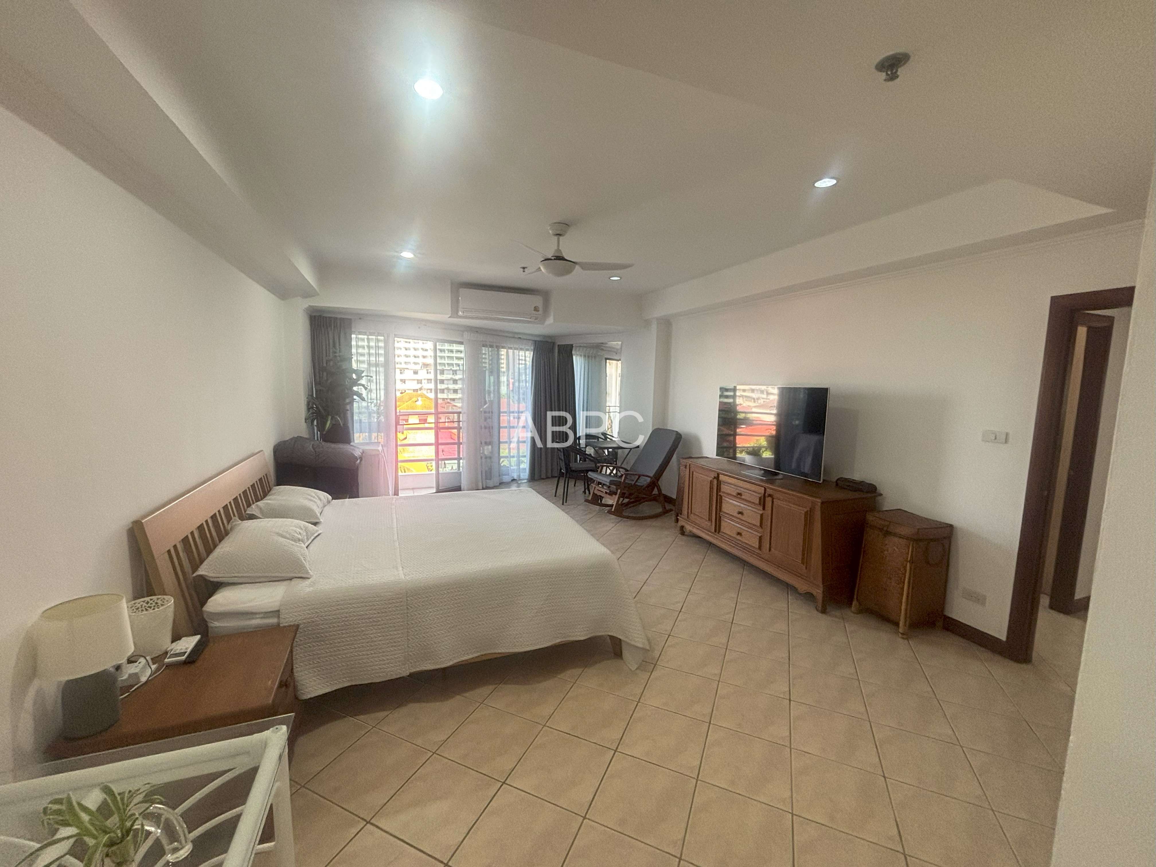 Beautifully Presented 2 Bed 2 Bath Pool View Corner Unit - View Talay 2 photo 2