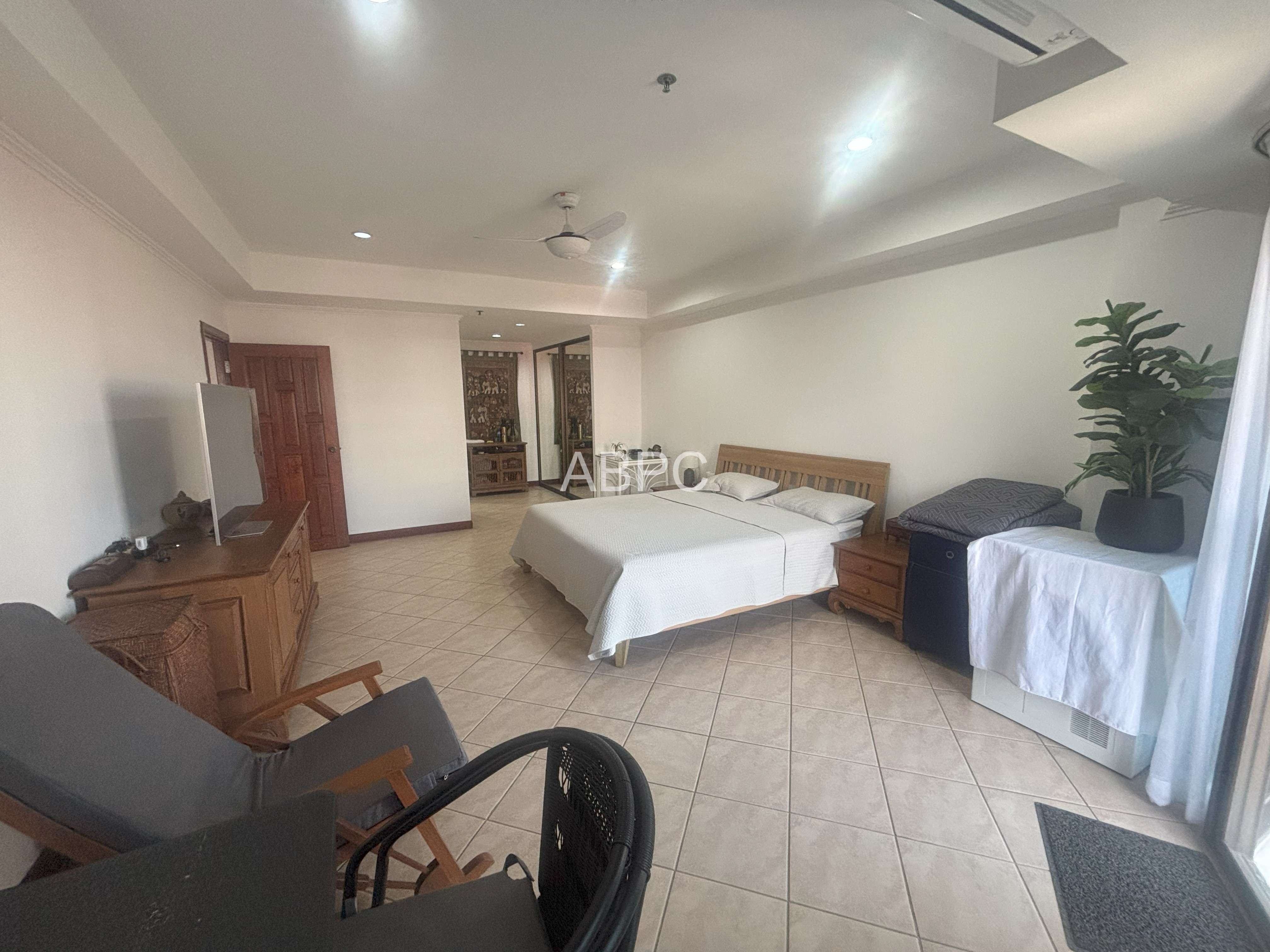 Beautifully Presented 2 Bed 2 Bath Pool View Corner Unit - View Talay 2 photo 4