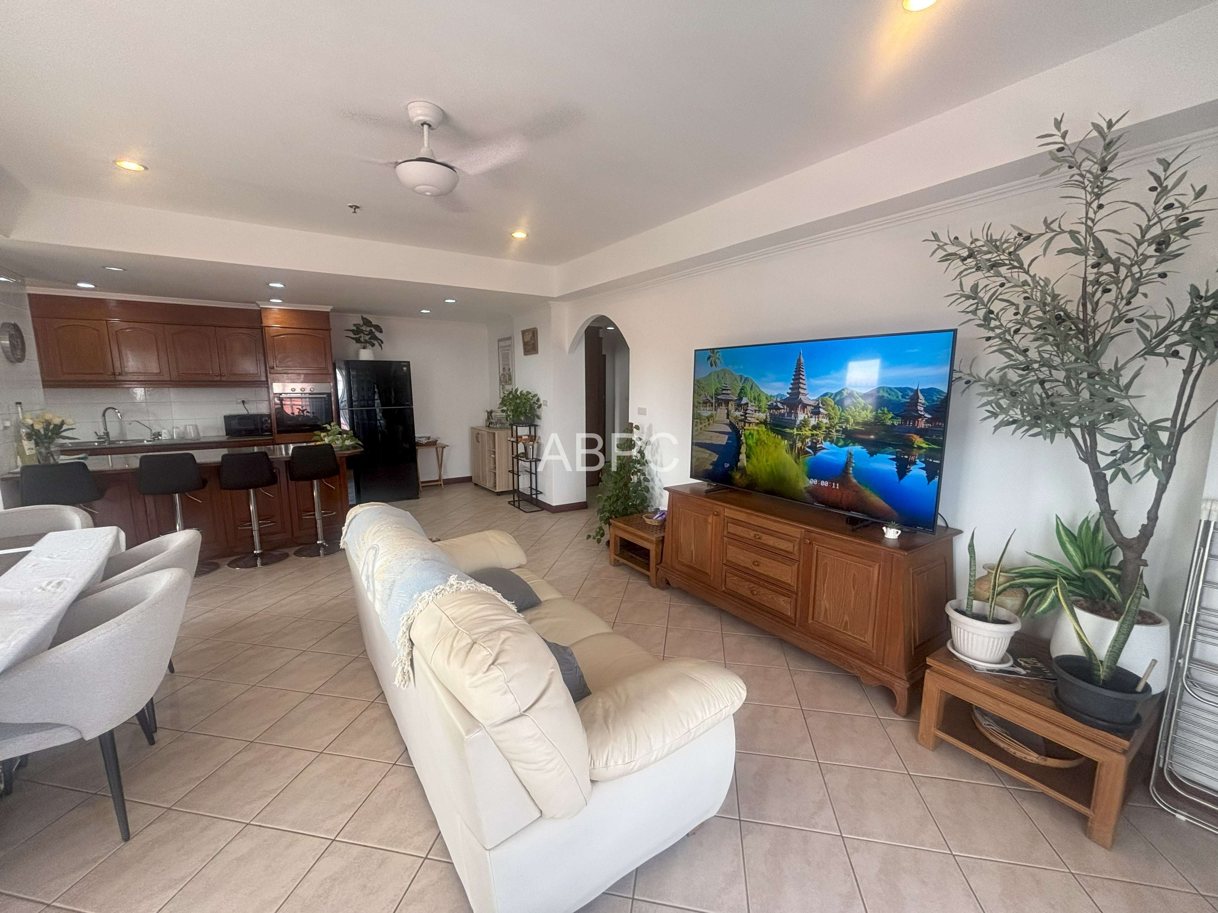 Beautifully Presented 2 Bed 2 Bath Pool View Corner Unit - View Talay 2 photo 5