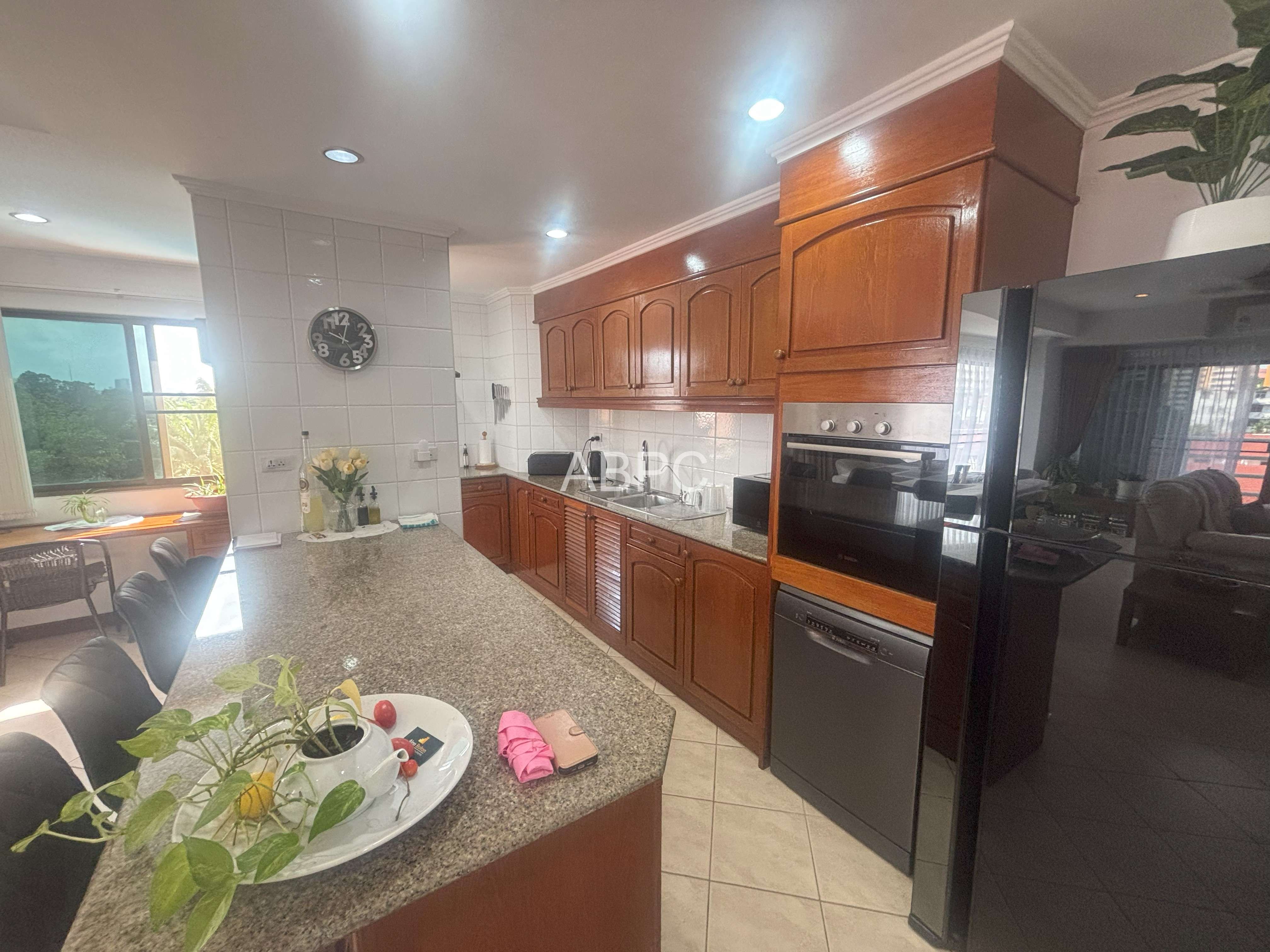 Beautifully Presented 2 Bed 2 Bath Pool View Corner Unit - View Talay 2 photo 6