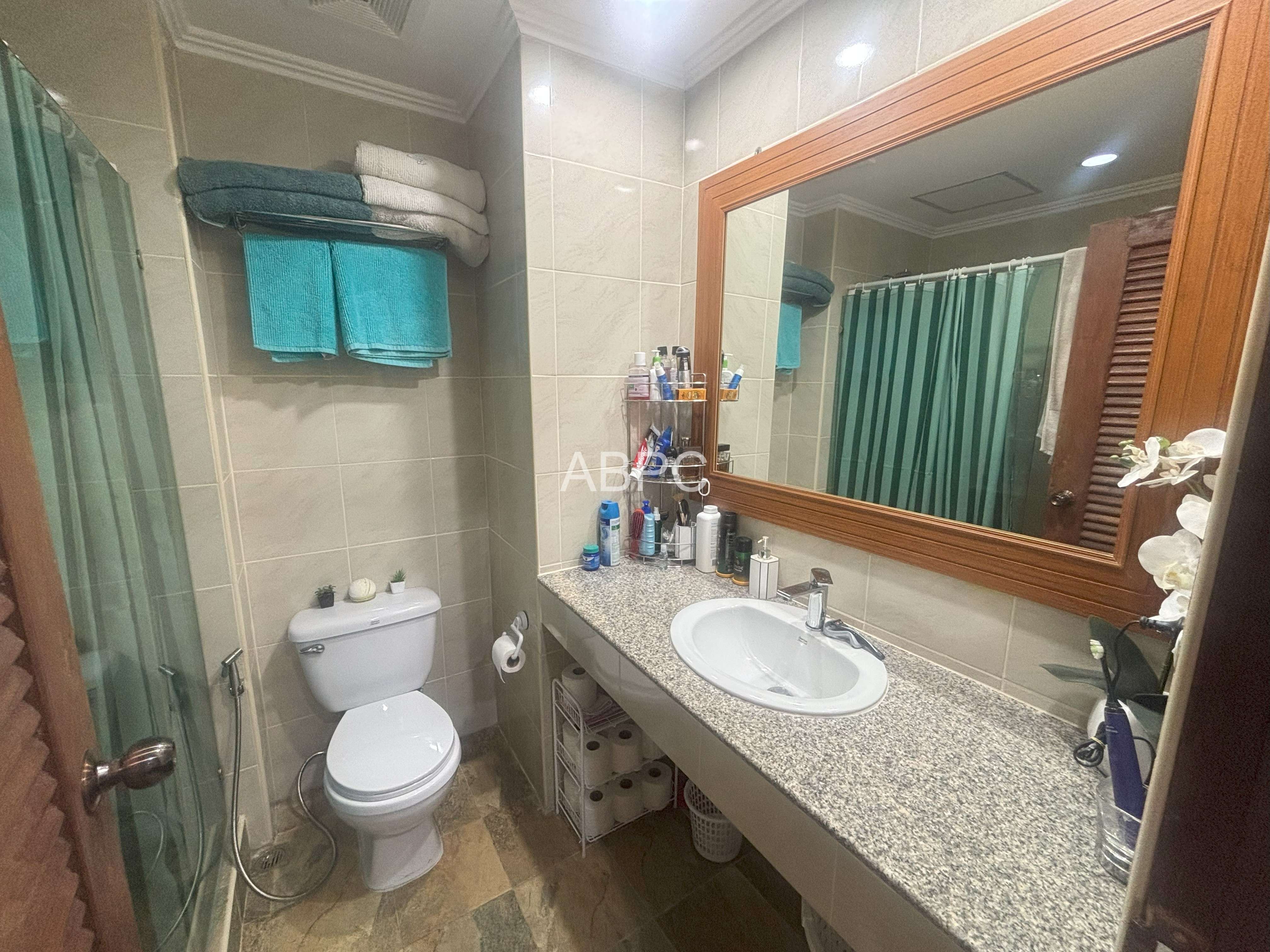 Beautifully Presented 2 Bed 2 Bath Pool View Corner Unit - View Talay 2 photo 7