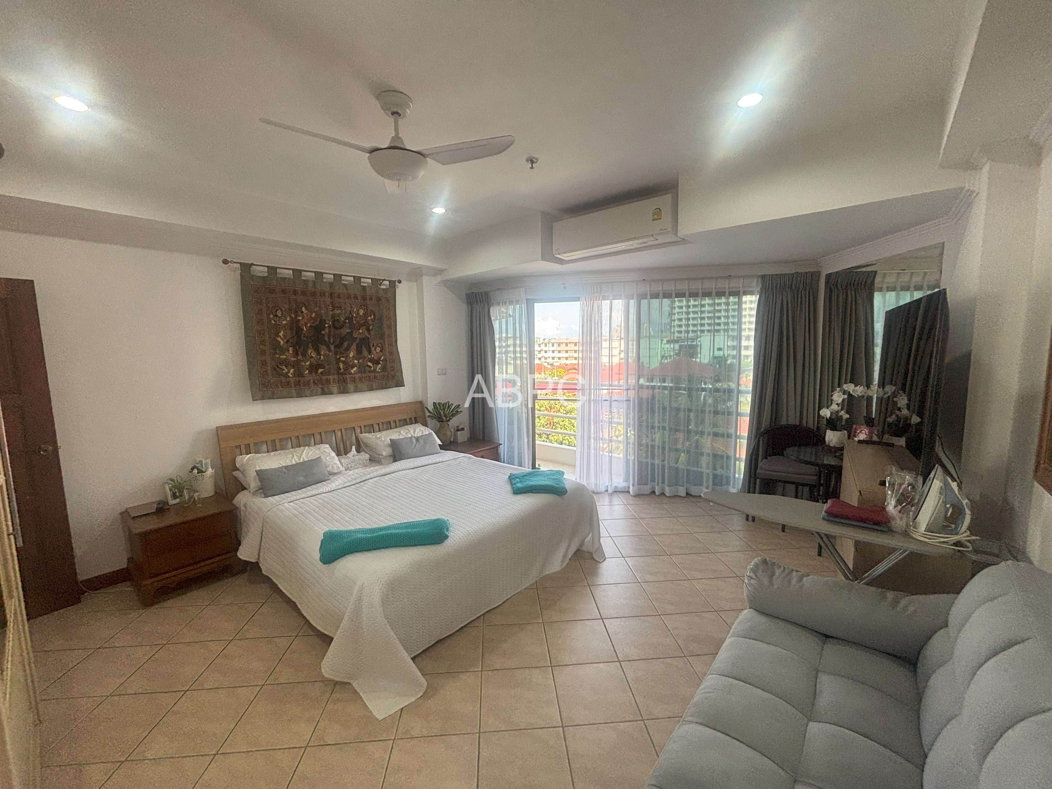 Beautifully Presented 2 Bed 2 Bath Pool View Corner Unit - View Talay 2 photo 8