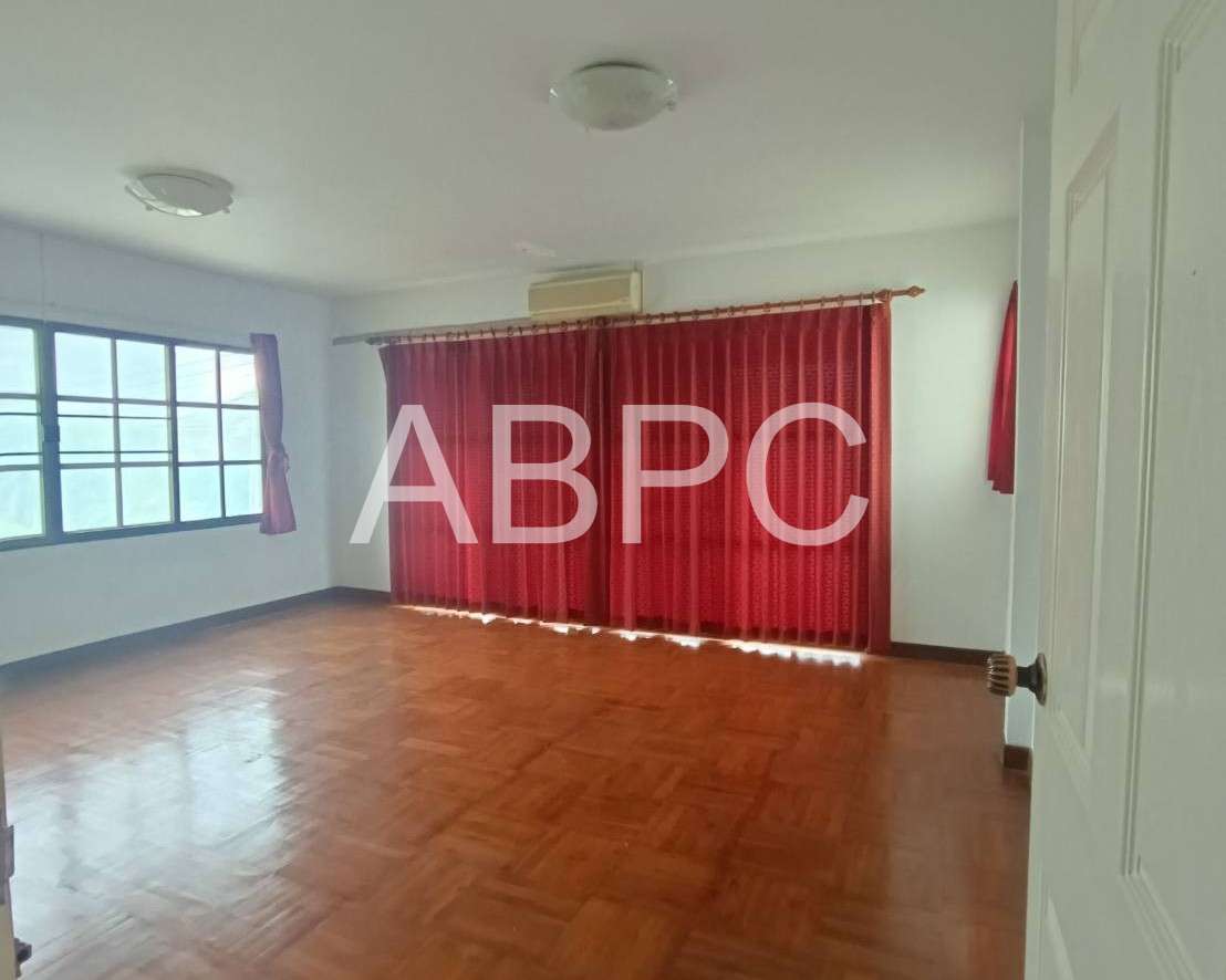 4 Bedrooms 4 Bathrooms in East Pattaya photo 6