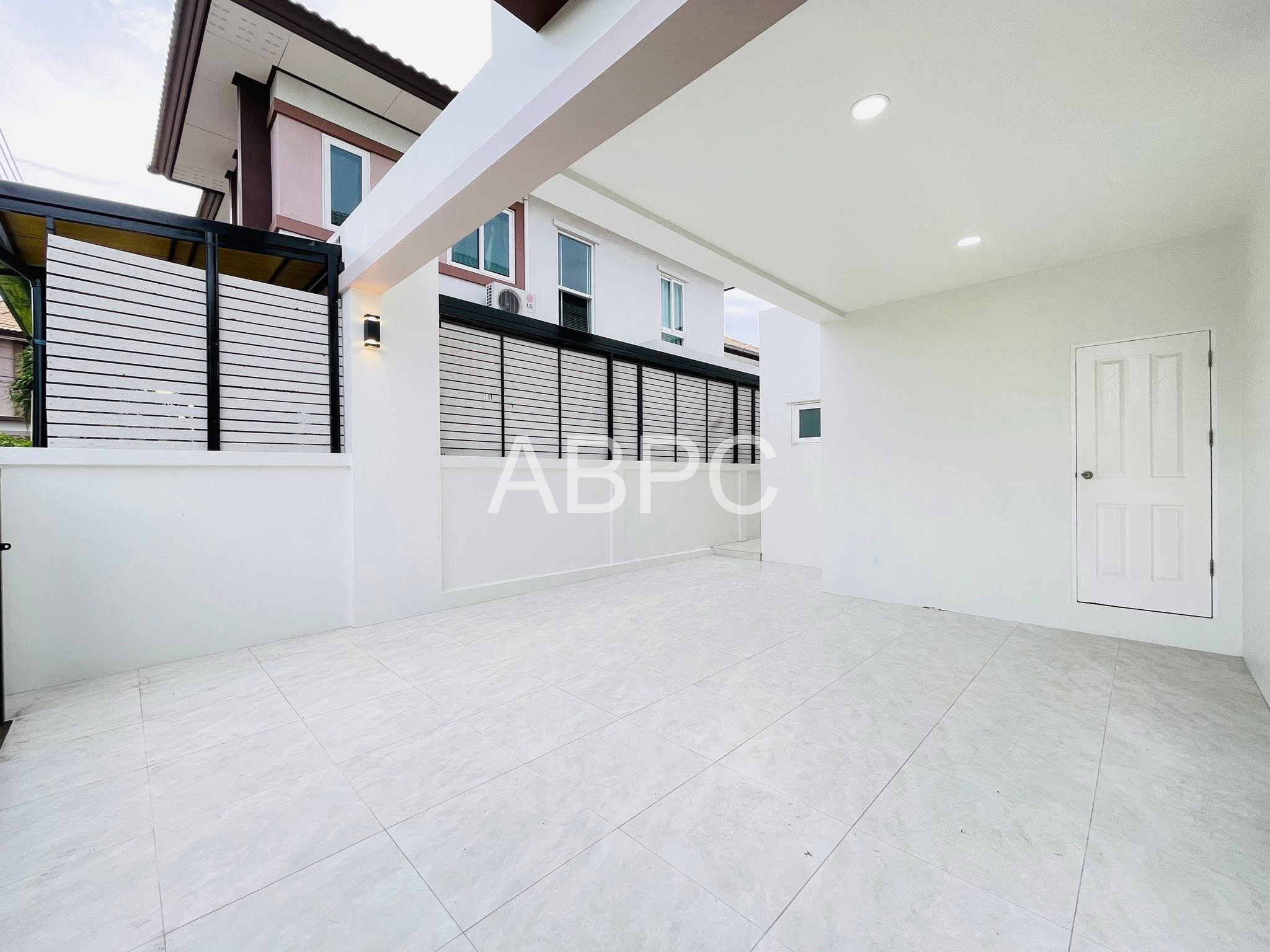 3 Bedrooms - 3 Bathrooms in East Pattaya photo 5