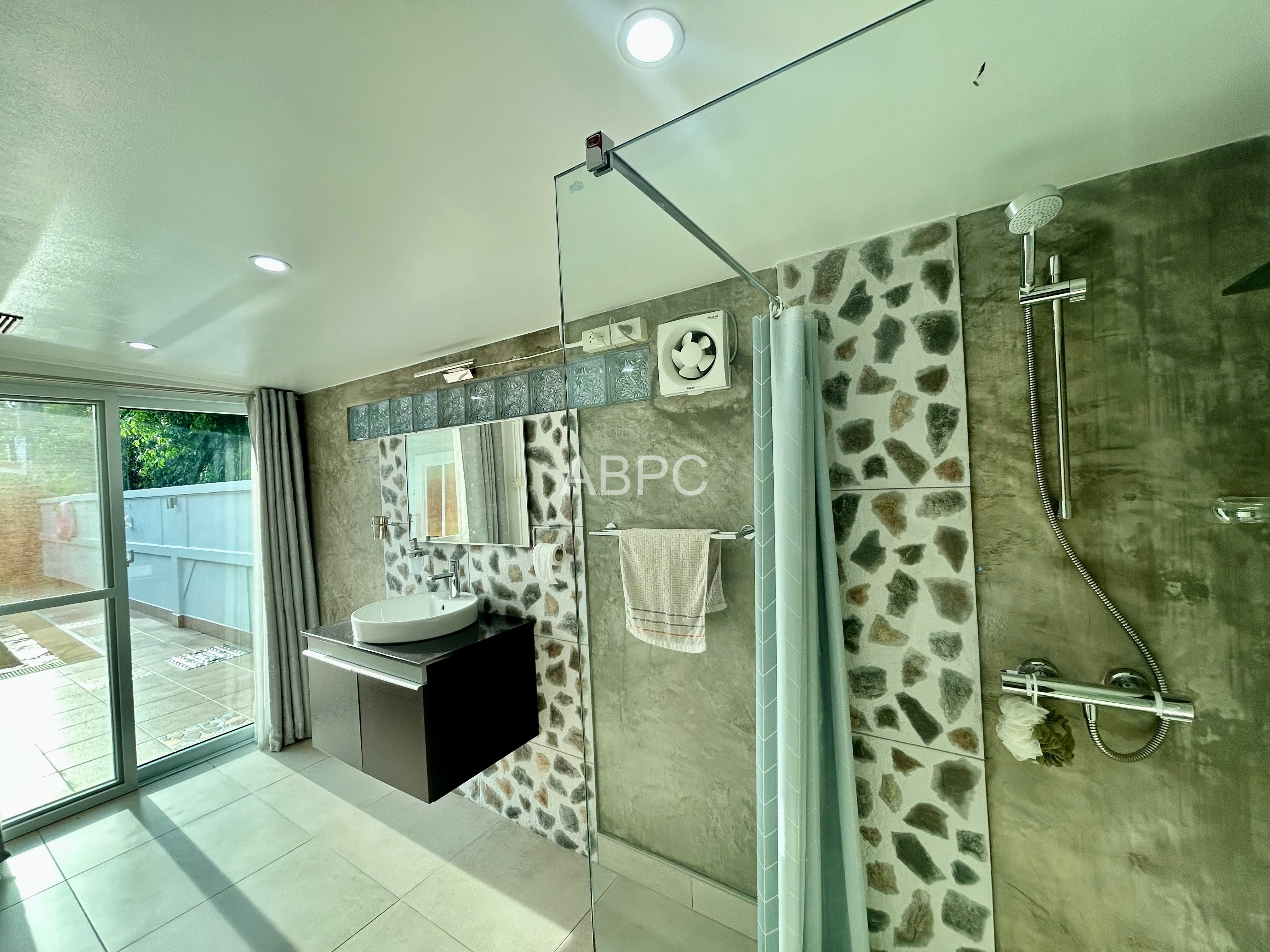 3 Bedroom 2 Bathroom Pool Villa near Mabprachan Lake photo 11