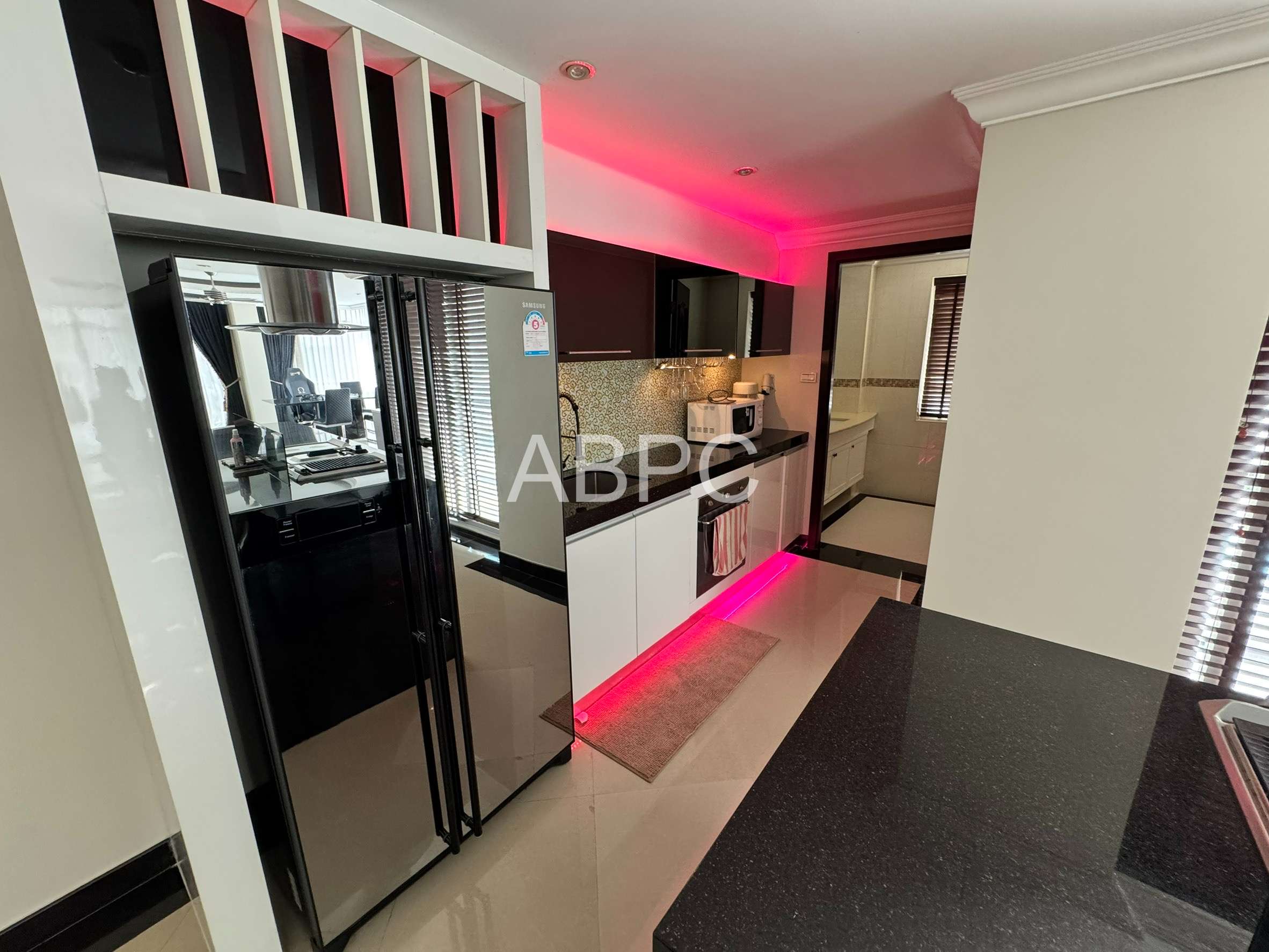Spacious 1 Bedroom Condo For Sale In Central Pattaya photo 2