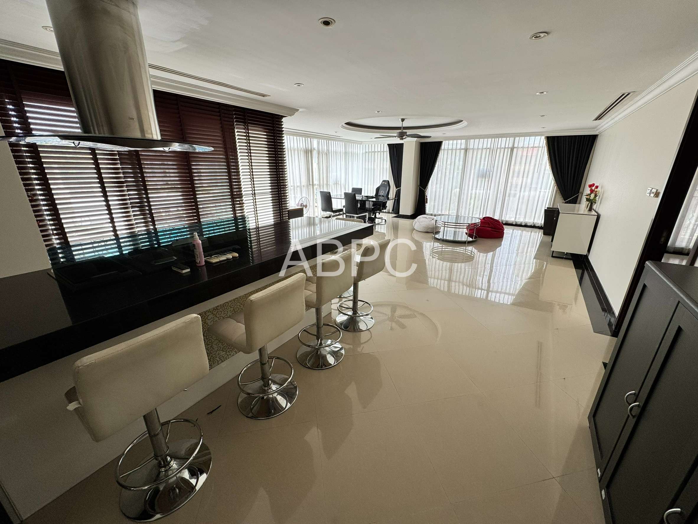 Spacious 1 Bedroom Condo For Sale In Central Pattaya photo 3