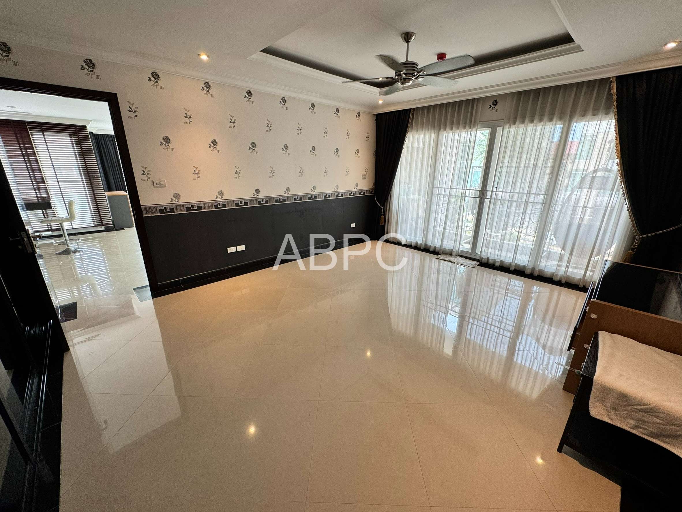 Spacious 1 Bedroom Condo For Sale In Central Pattaya photo 4