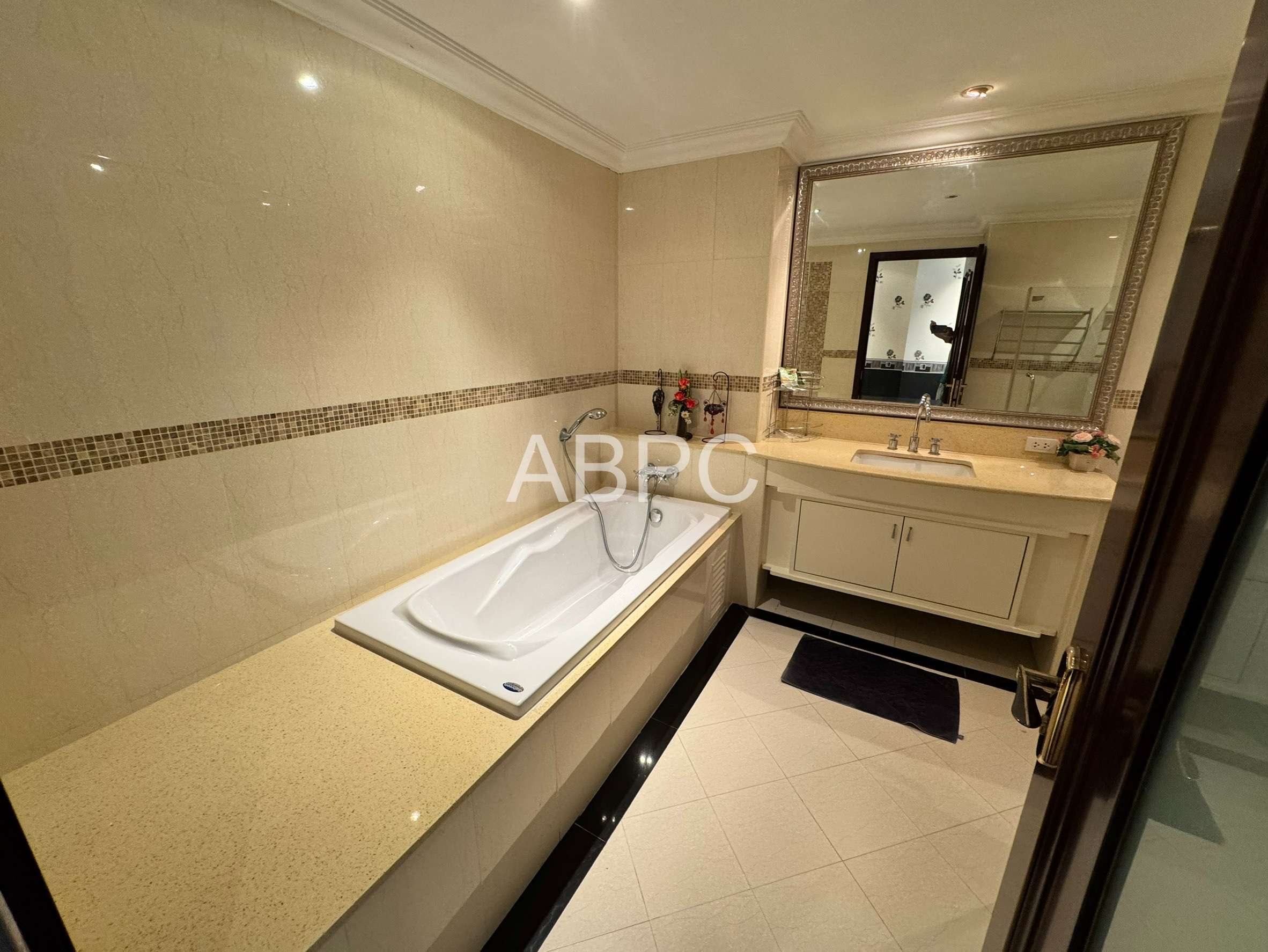 Spacious 1 Bedroom Condo For Sale In Central Pattaya photo 5
