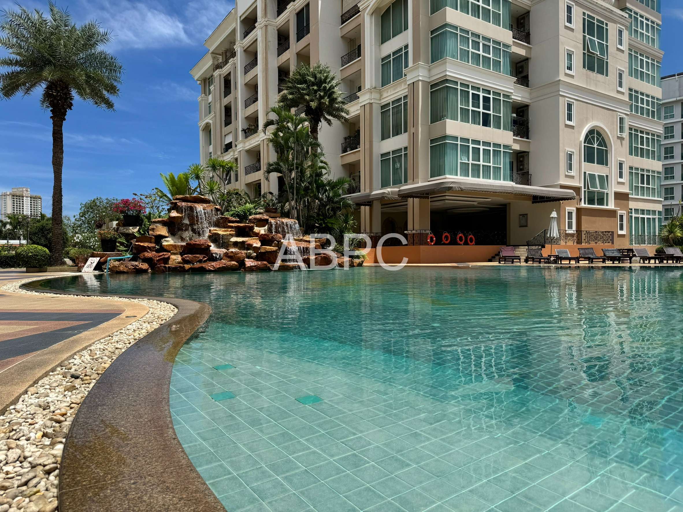 Spacious 1 Bedroom Condo For Sale In Central Pattaya