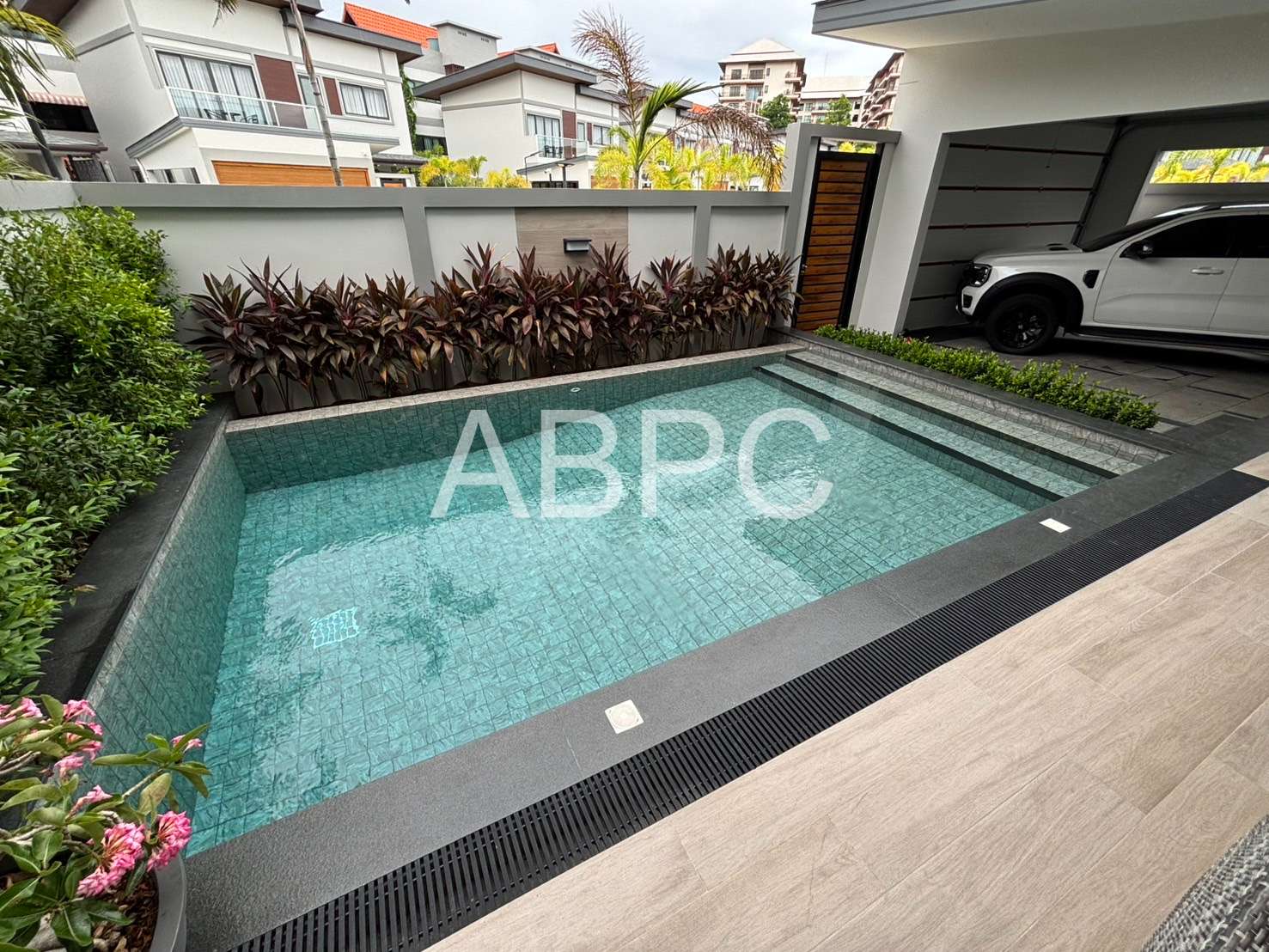 Three Bedroom Four Bathroom Pool Villa in Central Pattaya Location