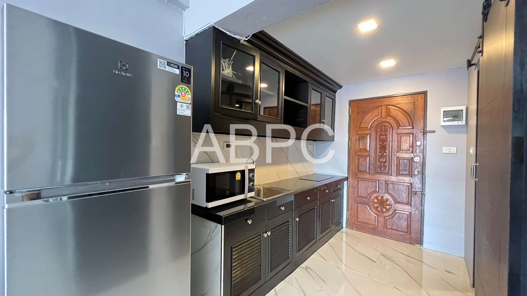 Newly Renovated Studio In Popular Central Pattaya Condominium photo 2